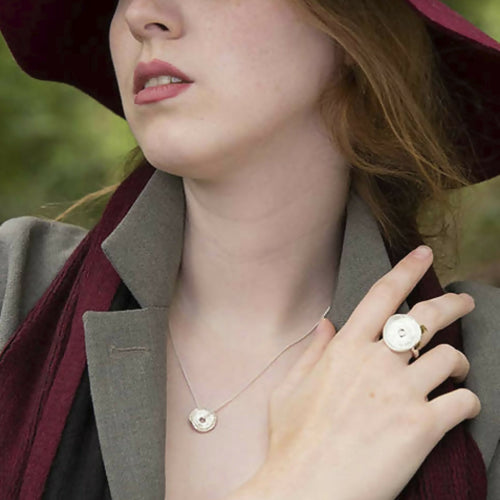 Petit collier en argent massif, Pendentif inspiré par les rondelles de bois | EMPREINTES Paris - EMPREINTES Paris