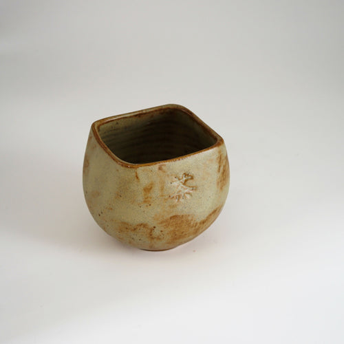 Tasse en grès - ocre avec kanji 'thé' | EMPREINTES Paris - EMPREINTES Paris