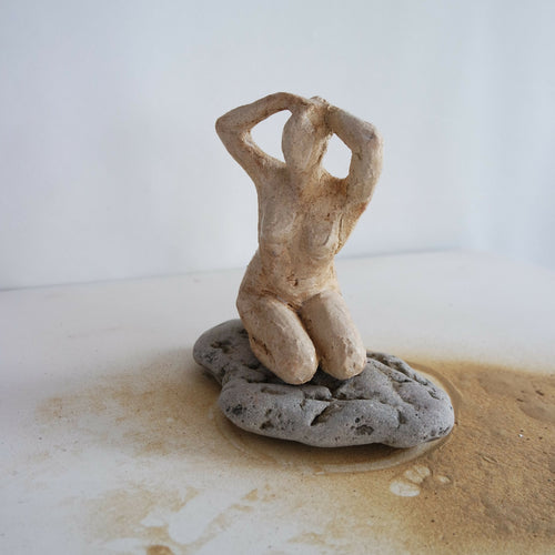 Sculpture Femme se coiffant sur pierre grise | EMPREINTES Paris - EMPREINTES Paris