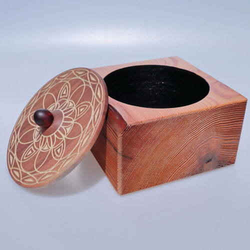 boite_carree_en_meleze_et_couvercle_en_noyer_et_resine_n°1_latelier_du_mercantour copie | EMPREINTES Paris - EMPREINTES Paris