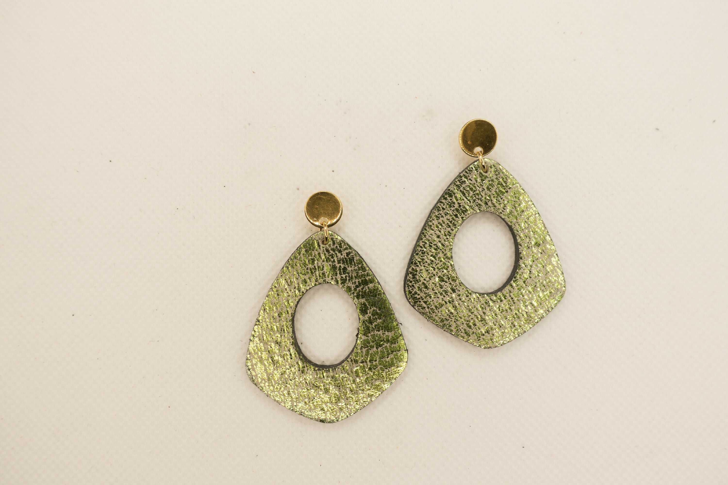 boucles_doreilles_creoles_en_cuir_vert_metallise_frosse_julie_troncin_maroquinerie | EMPREINTES Paris