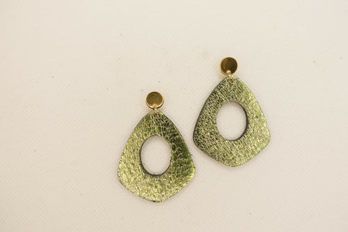 boucles_doreilles_creoles_en_cuir_vert_metallise_frosse_julie_troncin_maroquinerie | EMPREINTES Paris - EMPREINTES Paris