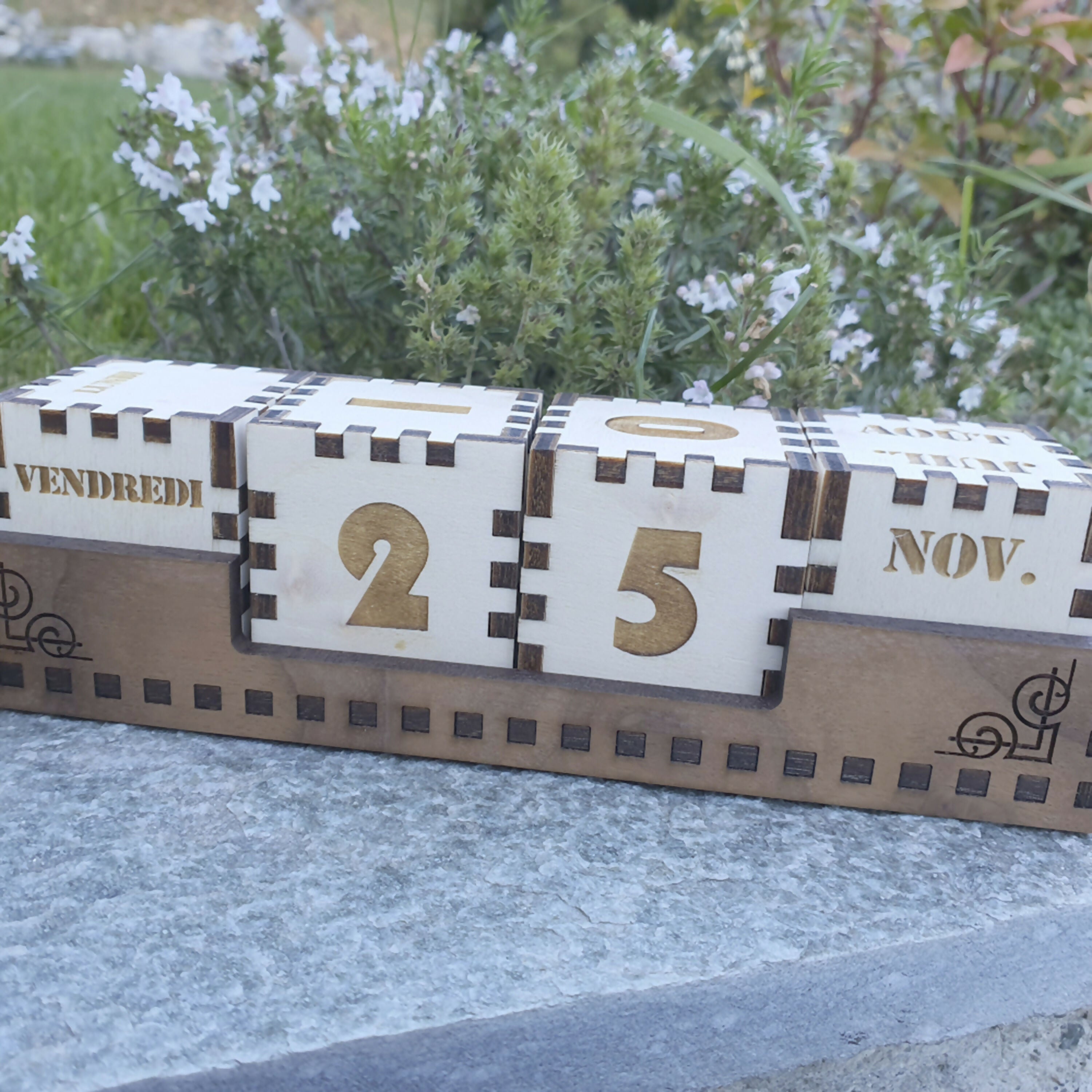 calendrier-perpetuel-en-bois-l-atelier-du-mercantour-bernard-caillet1669707013-57181-1 copie | EMPREINTES Paris