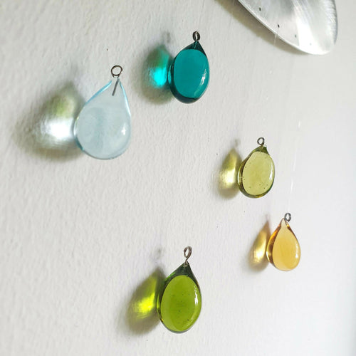 nuage_5_gouttes_de_verres_colores_dans_les_tons_bleuvert_cendrine_m_fileuse_de_verre copie | EMPREINTES Paris - EMPREINTES Paris