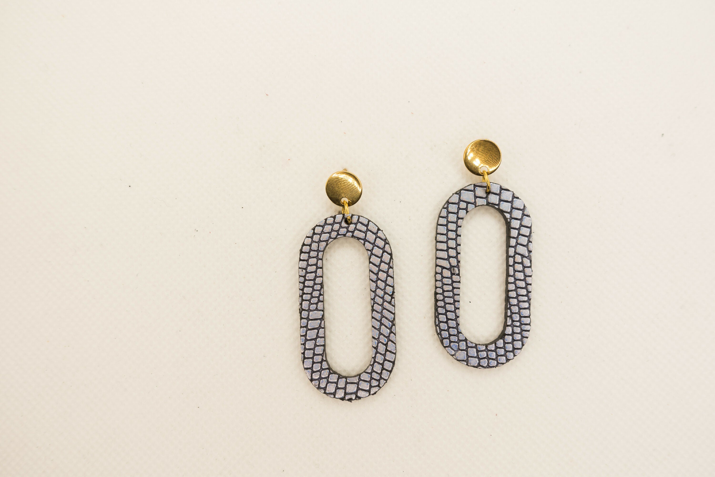 boucles_doreilles_arche_art_deco_en_cuir_ecailles_julie_troncin_maroquinerie | EMPREINTES Paris