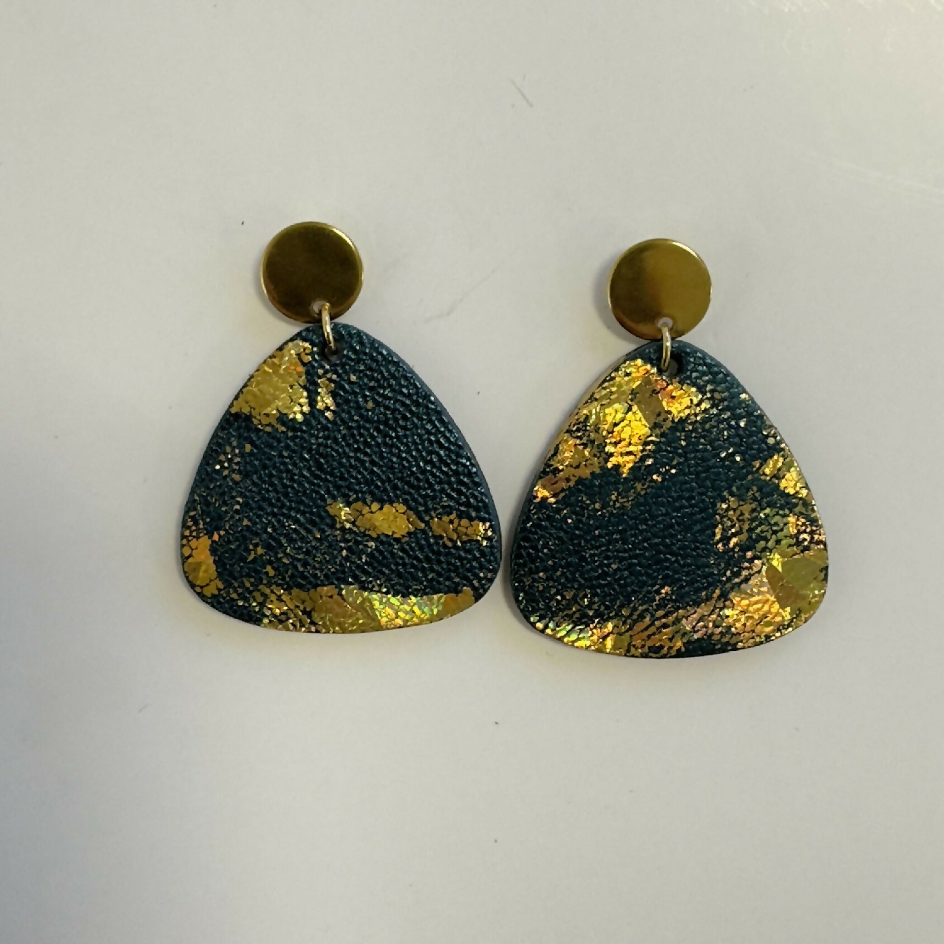 boucles_doreilles_mediator_dorees_a_la_main_julie_troncin_maroquinerie | EMPREINTES Paris