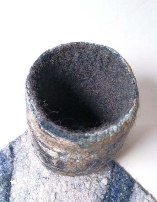Petit vase haut en feutre de laine bleu indigo et soie mordorée | EMPREINTES Paris - EMPREINTES Paris