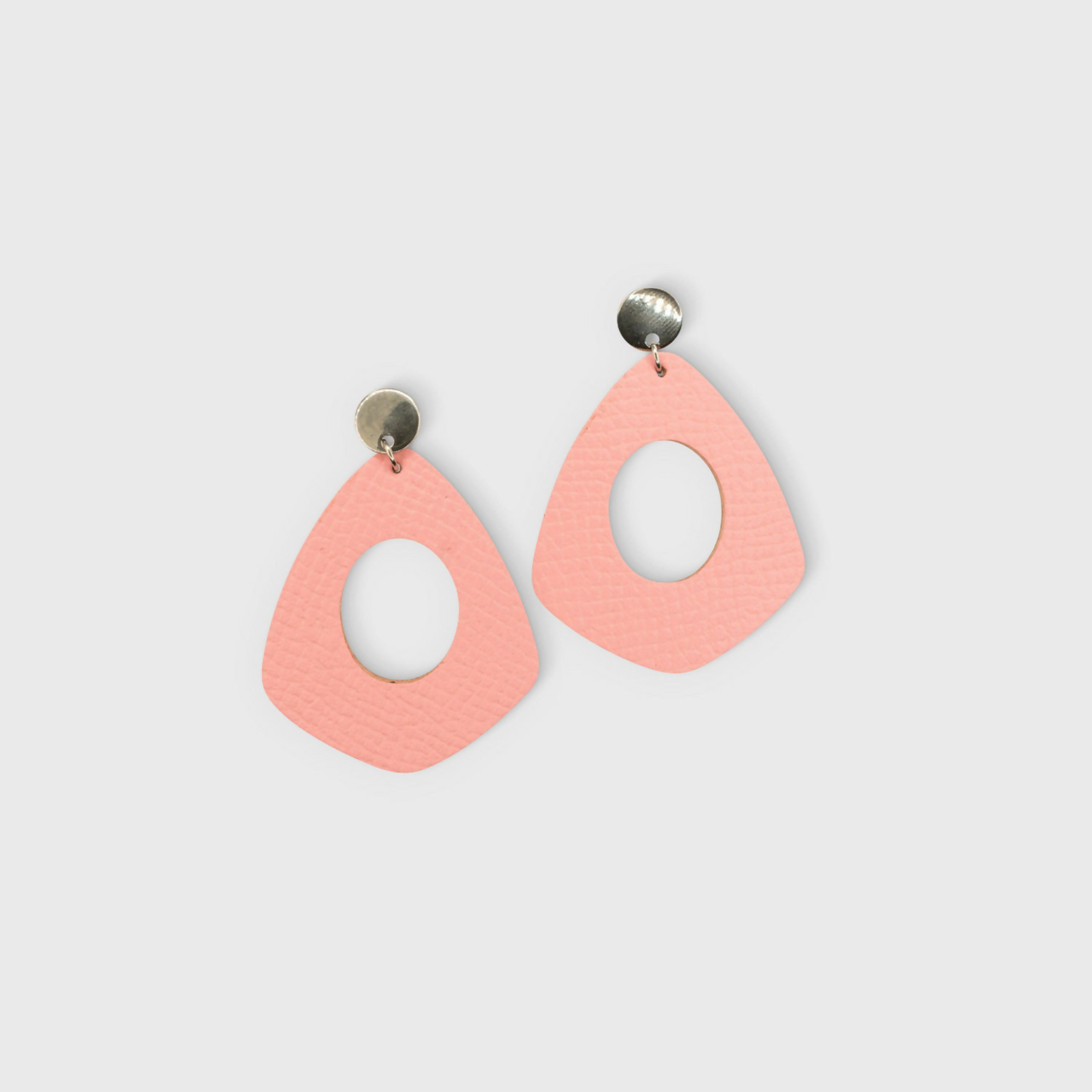 boucles_doreilles_creoles_en_cuir_rose_pale_julie_troncin_maroquinerie | EMPREINTES Paris