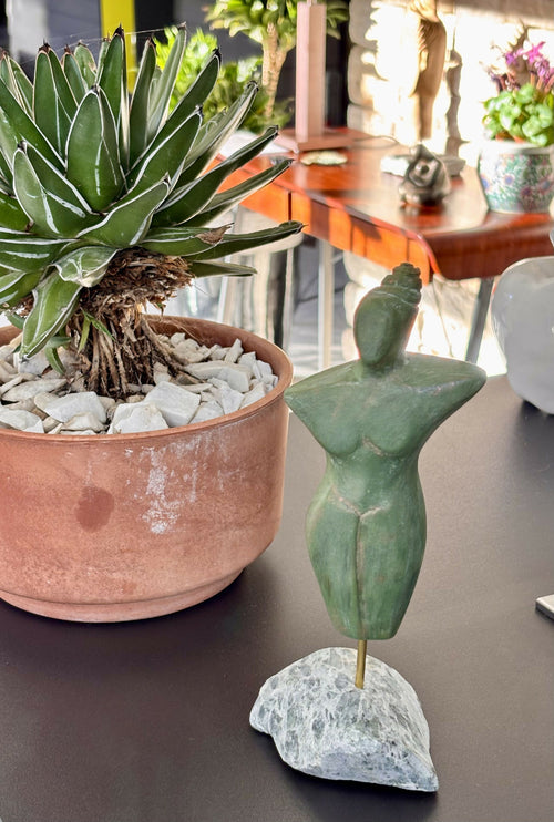 Figurine 25 en pierre calcaire, patine vert bronze, socle en granite vert | EMPREINTES Paris - EMPREINTES Paris