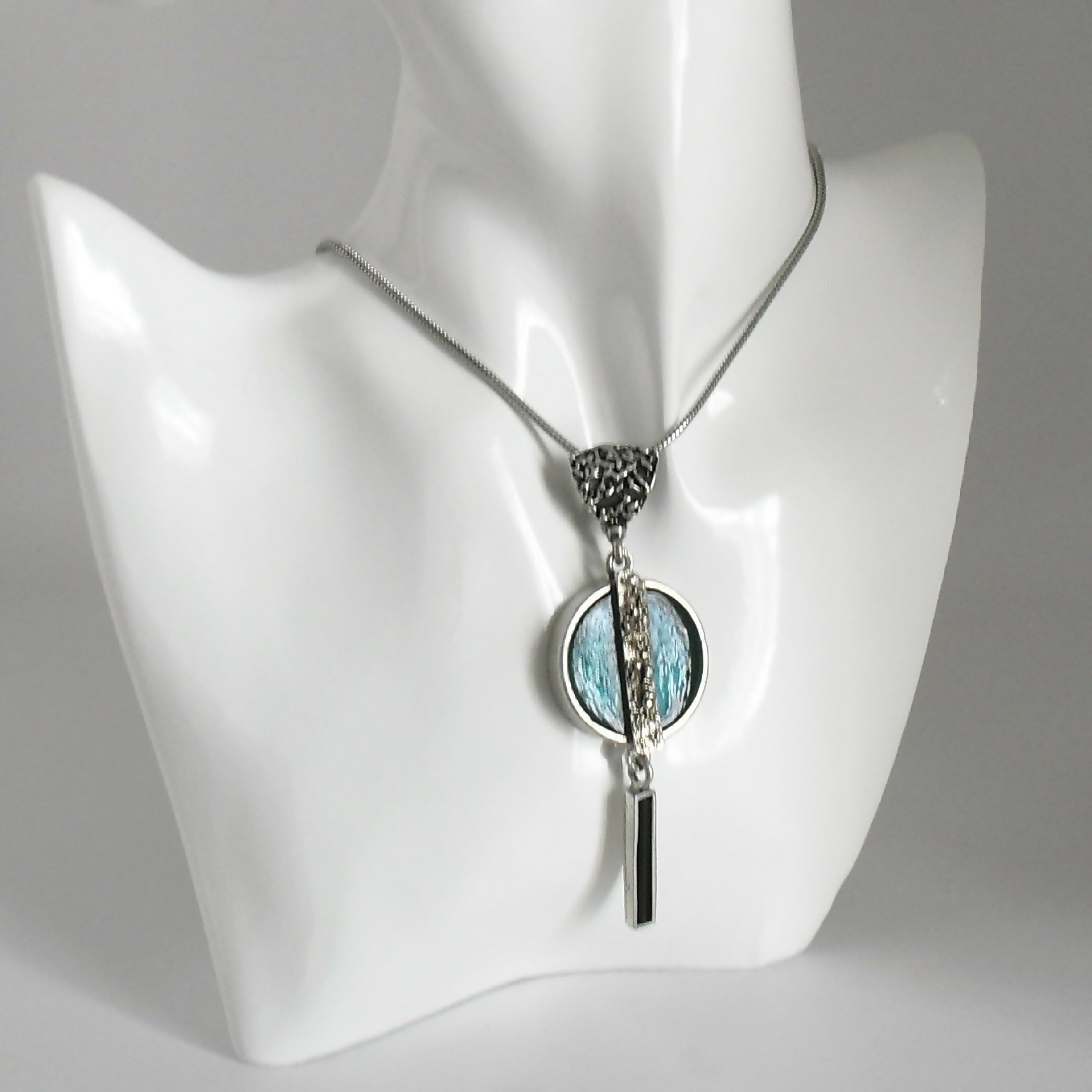 pendentif_en_etain_avec_pierre_de_verre_bleu_bijoux_christine_philippe copie | EMPREINTES Paris