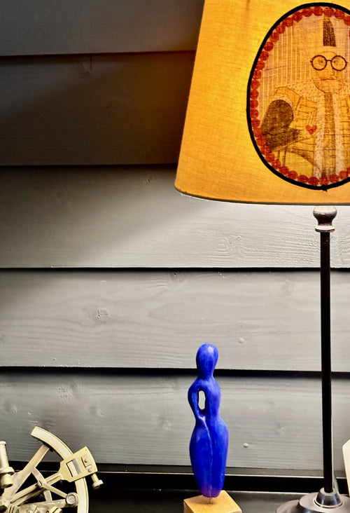 Figurine 28 en pierre calcaire, patine bleu Majorelle, socle en teck rouge | EMPREINTES Paris - EMPREINTES Paris