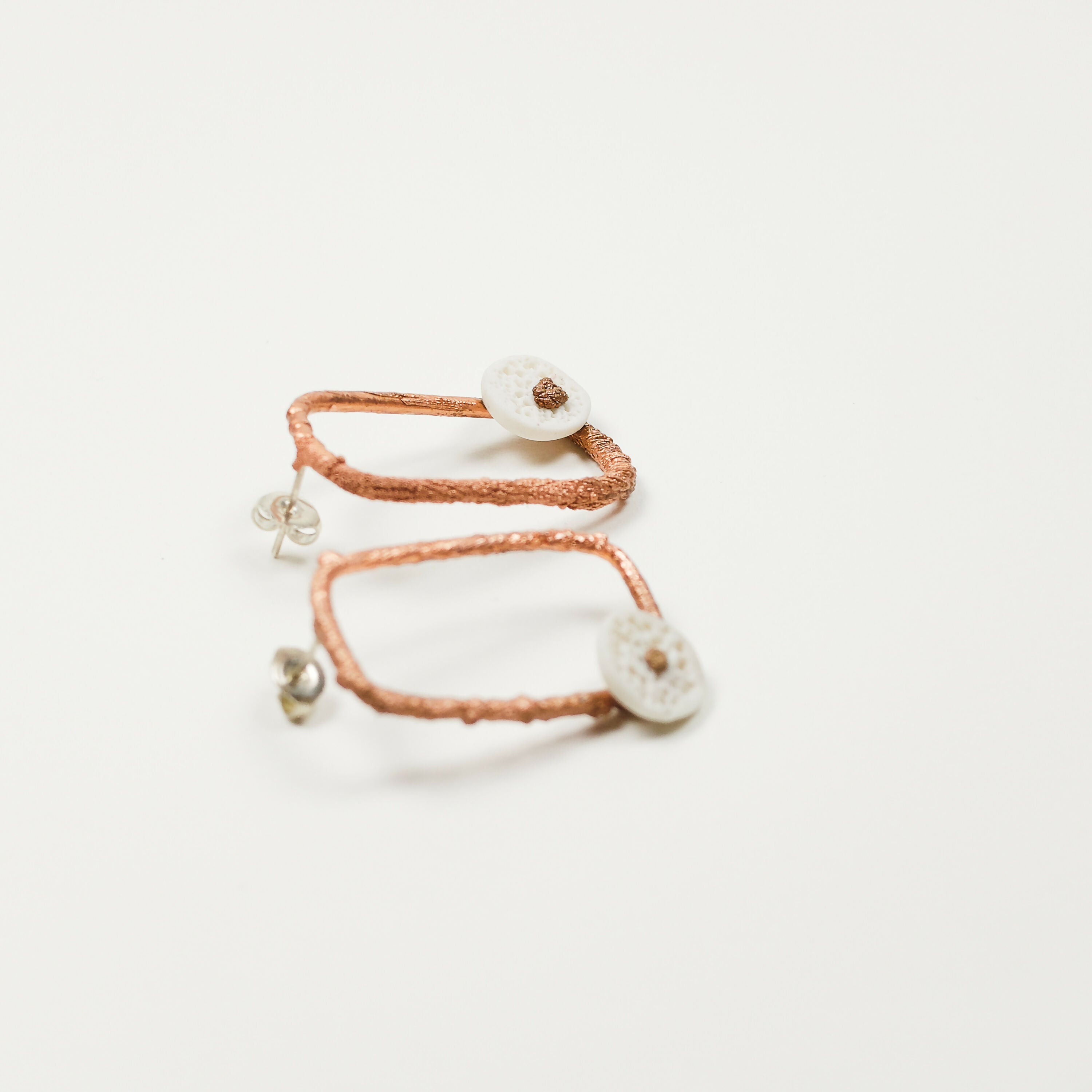 boucles_doreilles_rectangles_porcelaine_et_cuivre_texture_atelier_christine_moquet copie | EMPREINTES Paris
