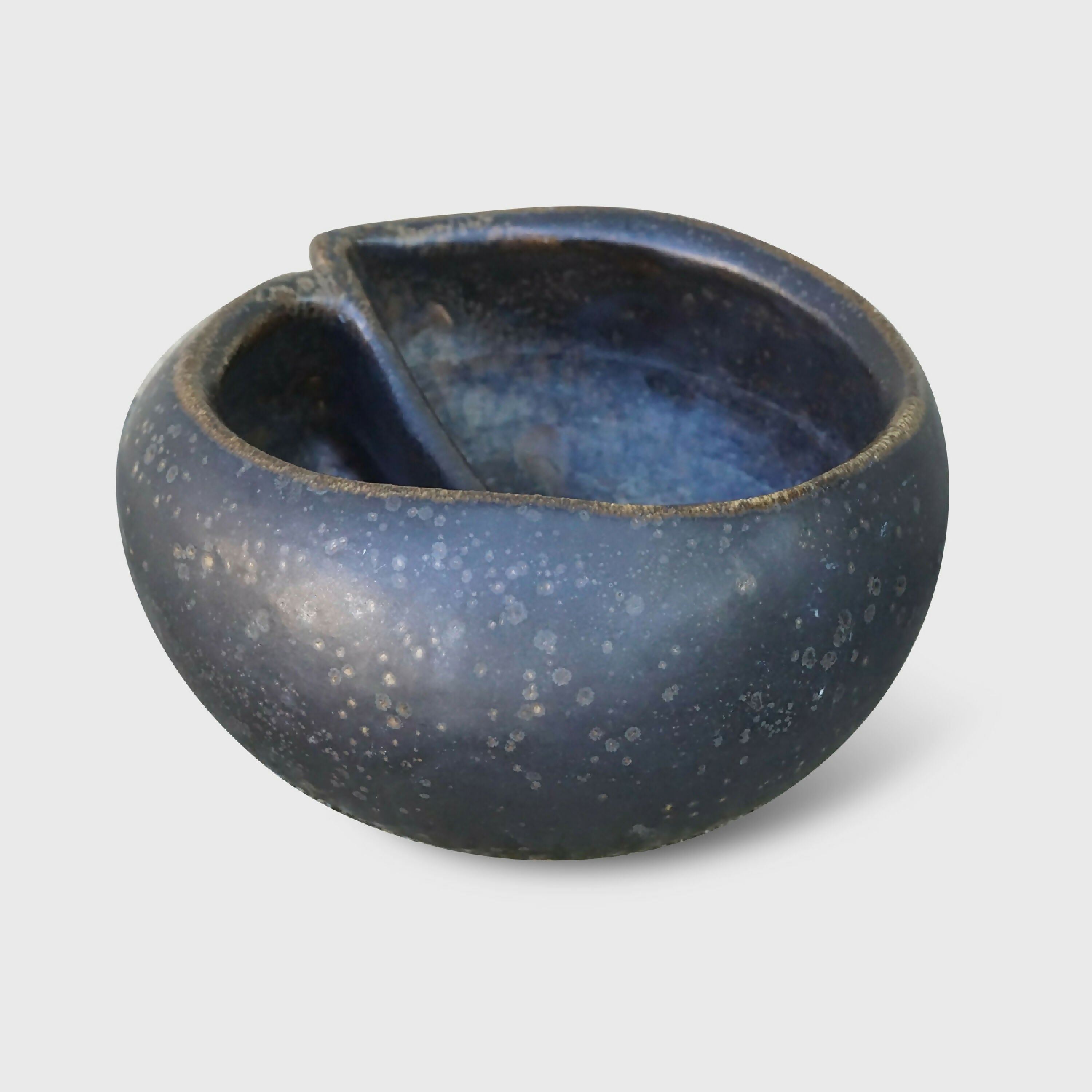 vase_sculpture_a_deux_ouvertures_comme_un_marron_terre_denvies copie | EMPREINTES Paris