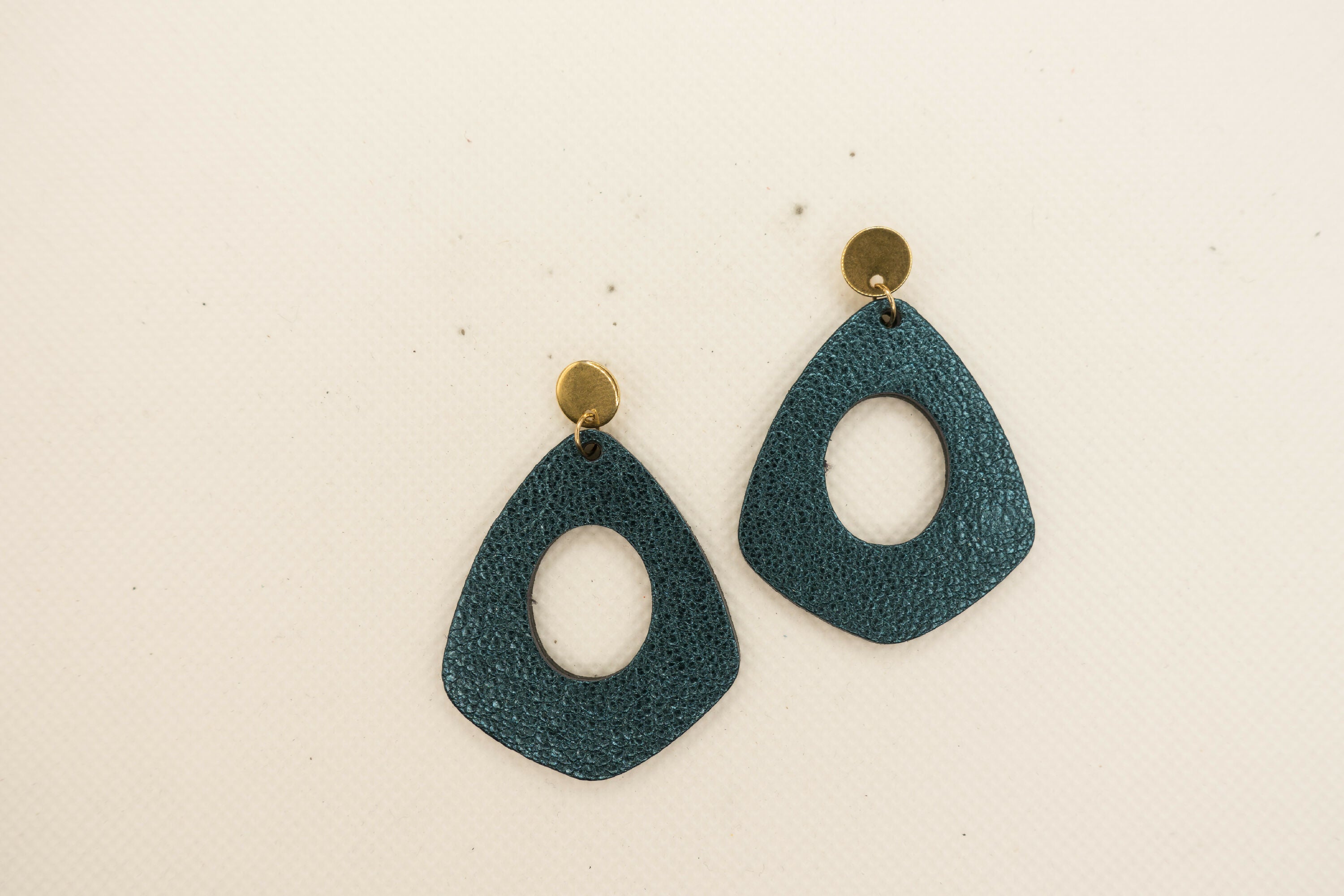 boucles_doreilles_creoles_en_cuir_turquoise_metallise_julie_troncin_maroquinerie | EMPREINTES Paris