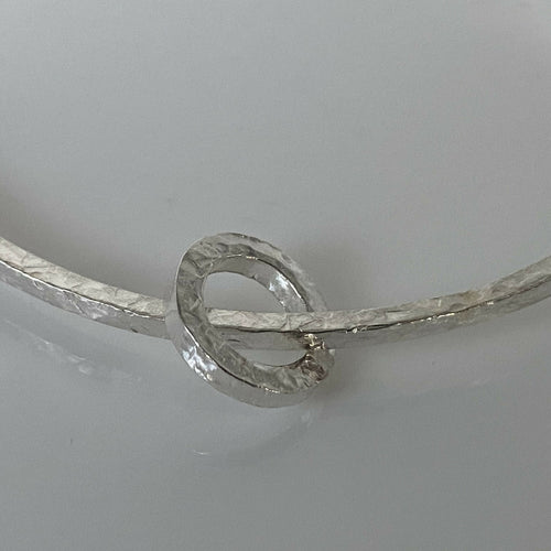 bracelet_jonc_en_argent_massif_martele_et_sa_breloque_mini_jonc_assortie_artyssia | EMPREINTES Paris - EMPREINTES Paris