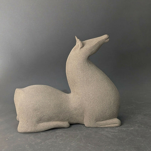 Sculpture Cheval Assis Gris Collection Singing | EMPREINTES Paris - EMPREINTES Paris