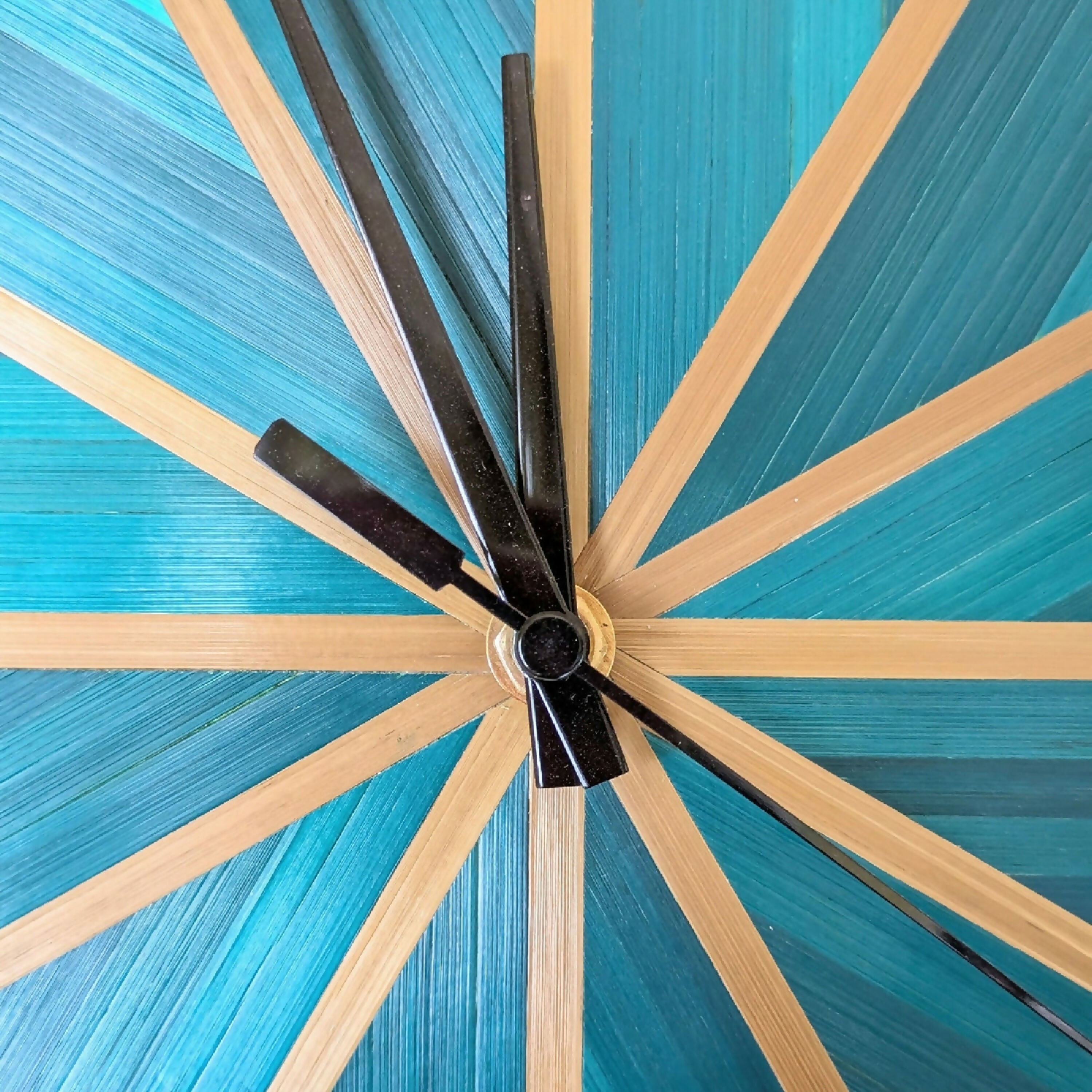 horloge_murale_ronde_avec_marqueterie_de_paille_verte_bleutee_et_dore_jerome_ebenisterie copie | EMPREINTES Paris