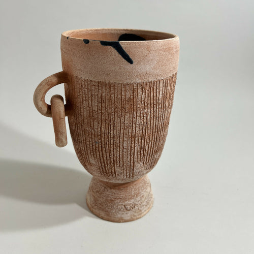 Vase Terracotta texturé à anse et à pied , d'inspiration antique | EMPREINTES Paris - EMPREINTES Paris