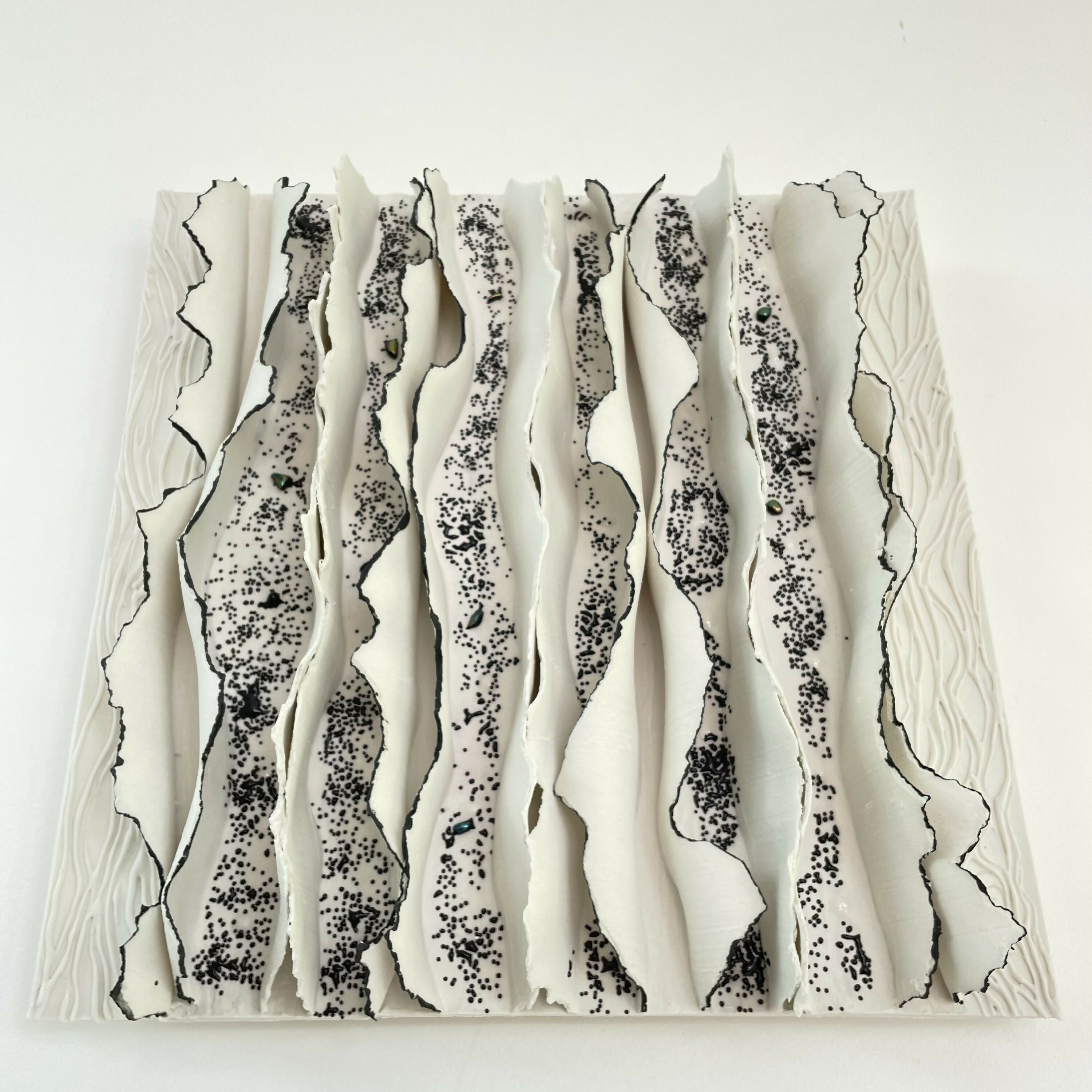 bas_relief_tableau_papier_porcelaine_collection_ecorce_et_verre_noir_guenaelle_grassi copie | EMPREINTES Paris