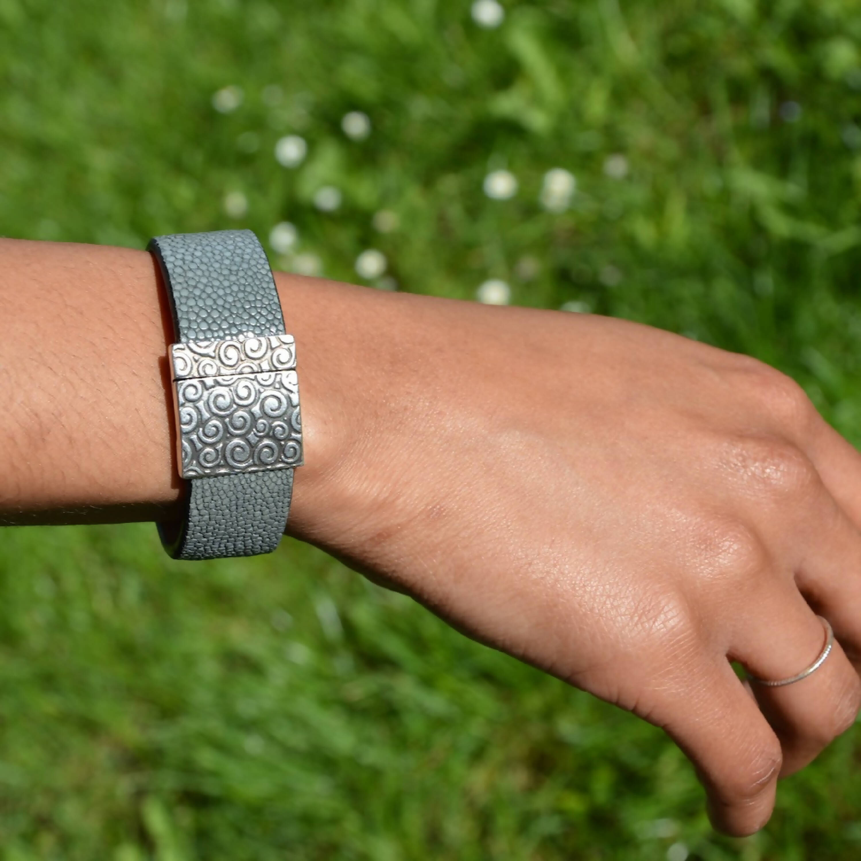 manchette_galuchat_camel_fermoir_terra_sylvie_zarnowski copie | EMPREINTES Paris