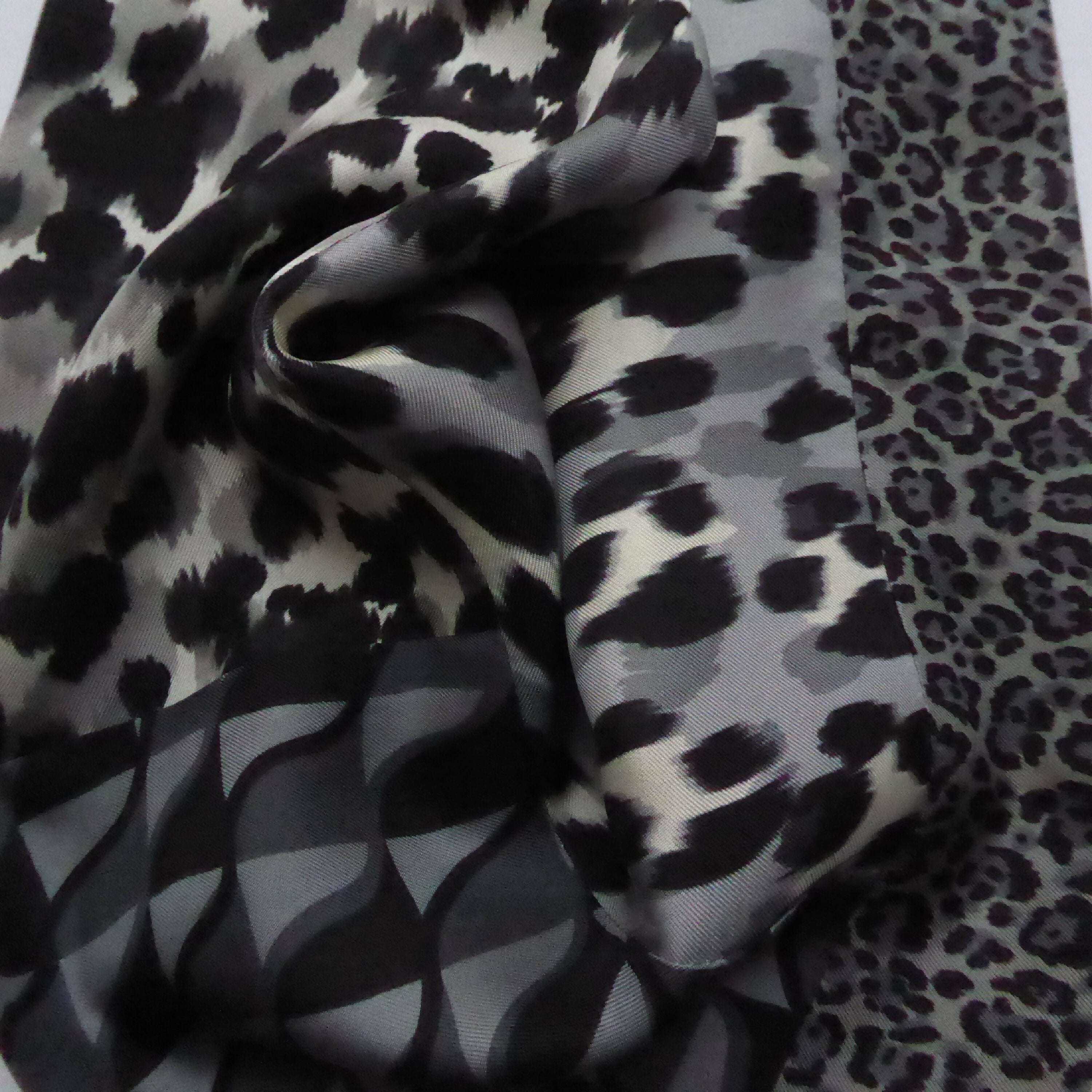 Foulard pointe soie- Ethno chic gris | EMPREINTES Paris