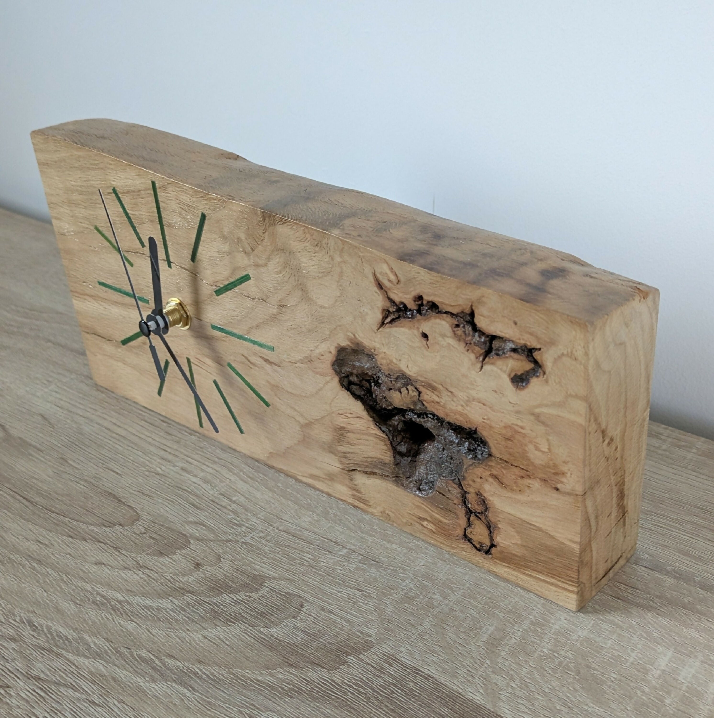 Horloge de bureau en Chêne massif et Marqueterie de paille Verte | EMPREINTES Paris