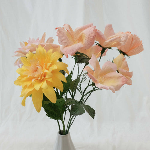 Bouquet de fleurs en papier tons roses & jaunes : deux dahlias, deux cosmos, roses sauvages | EMPREINTES Paris - EMPREINTES Paris