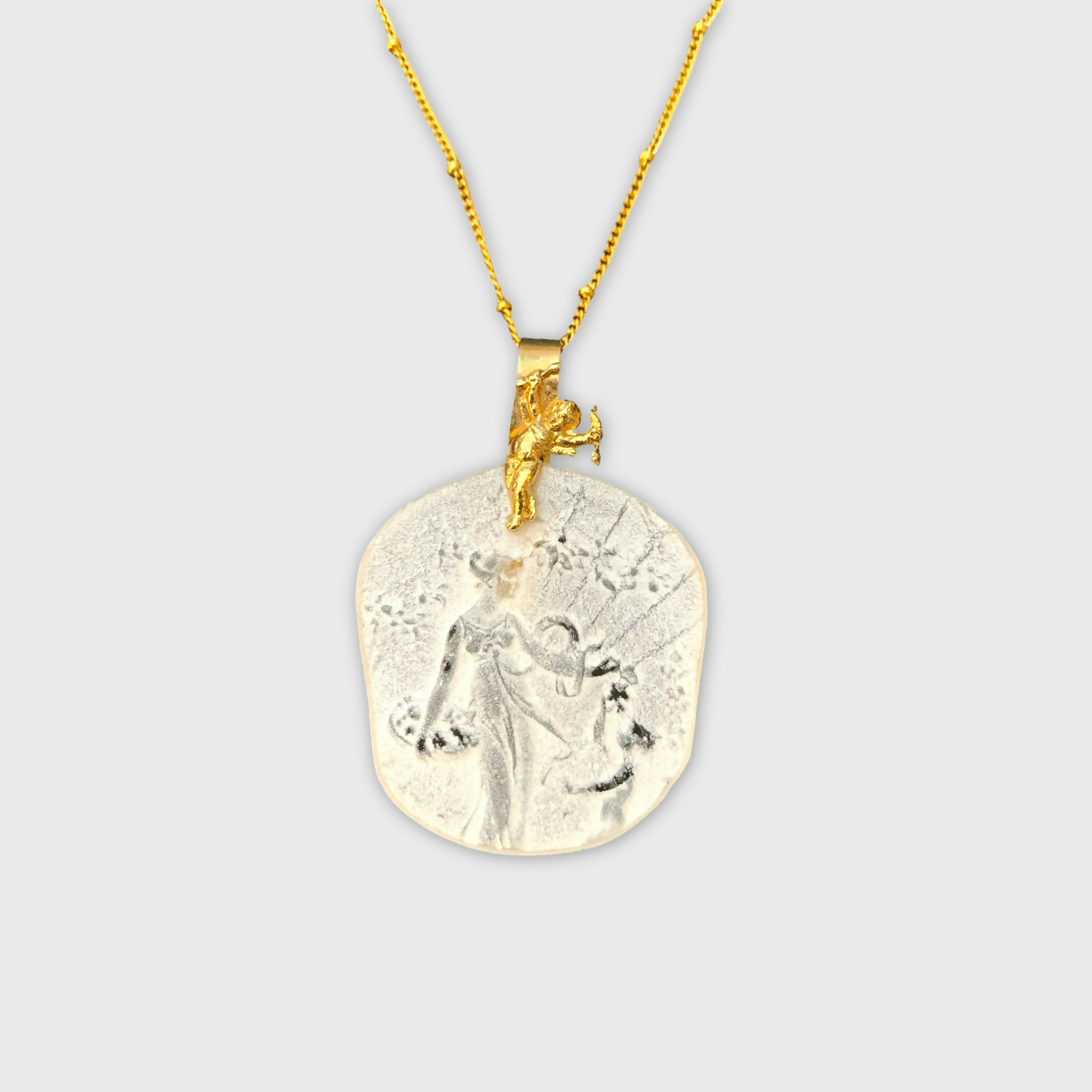 angelot, femme et enfant, bijou symbolique, ethnique, romantique, amoureux, collier pour femme, art déco, art nouveau, idées cadeaux pour elle, saint Valentin, piece unique, bijoux doré, tour de cou, pate de verre, cristal | EMPREINTES Paris