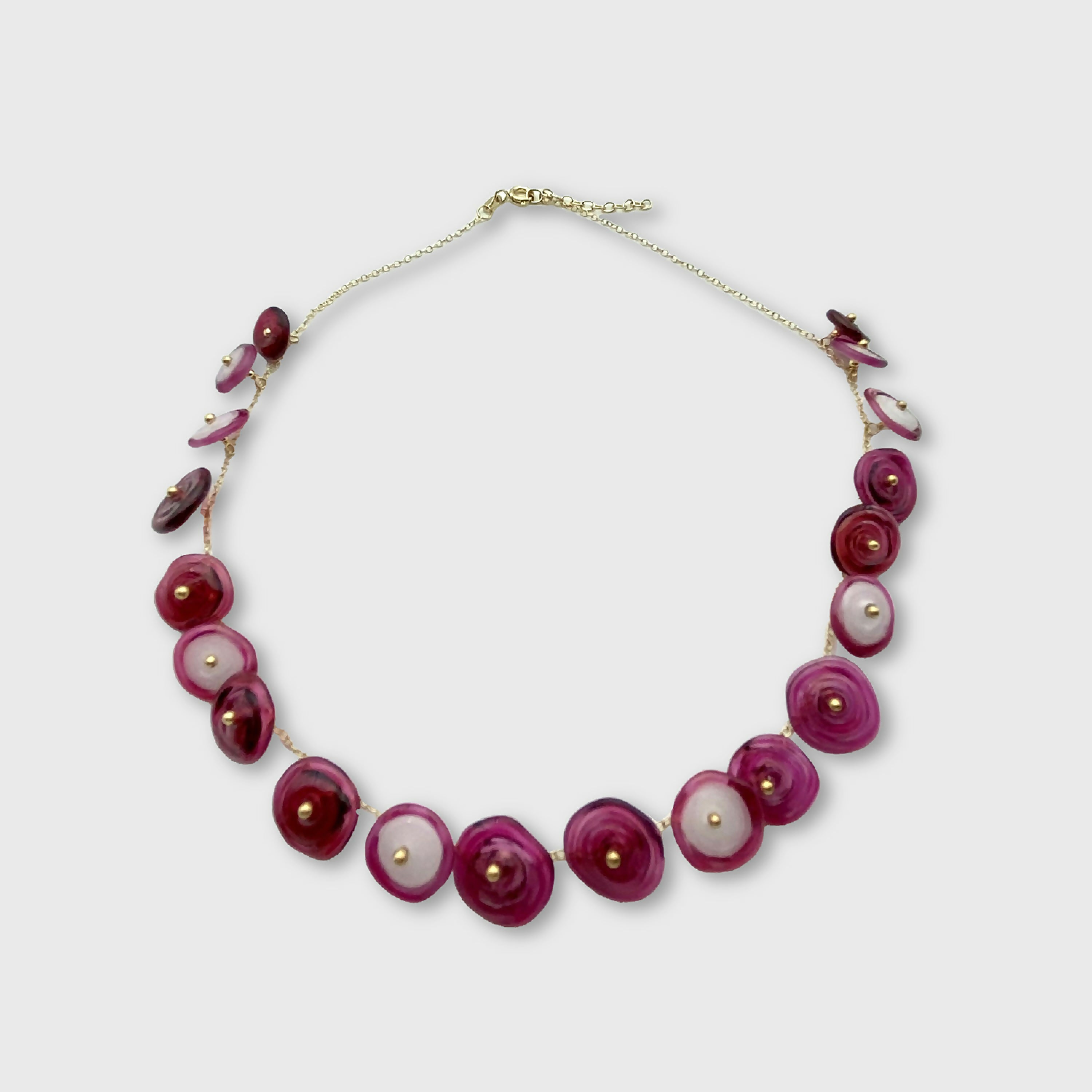 collier_avec_perles_en_verre_de_couleur_pourpre_monte_sur_une_chaine_en_argent_plaque_or_lathoumetie_helene copie | EMPREINTES Paris