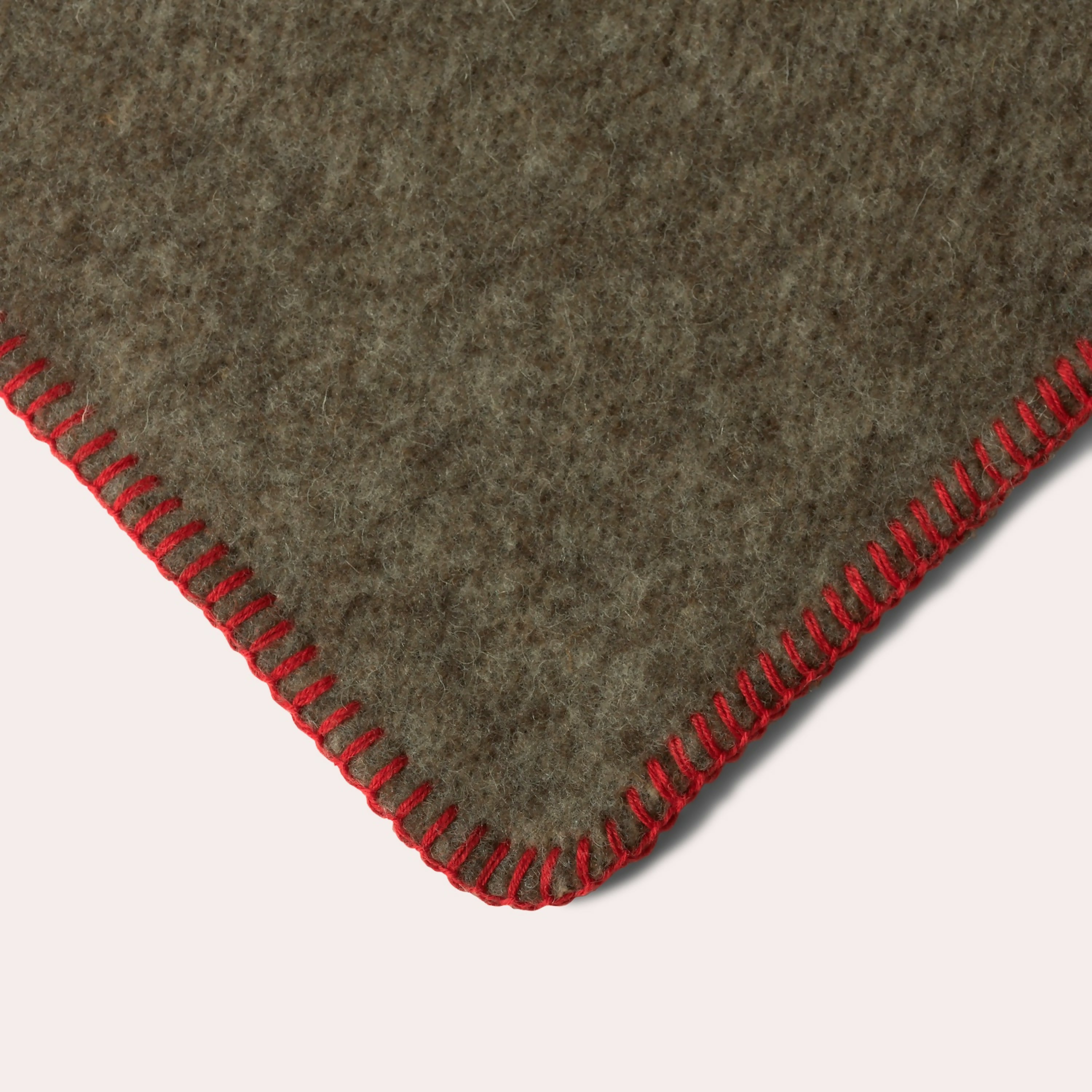 plaid_rhune_haute_laine_naturelle_gris_chine_finition_carmin_midipy copie | EMPREINTES Paris