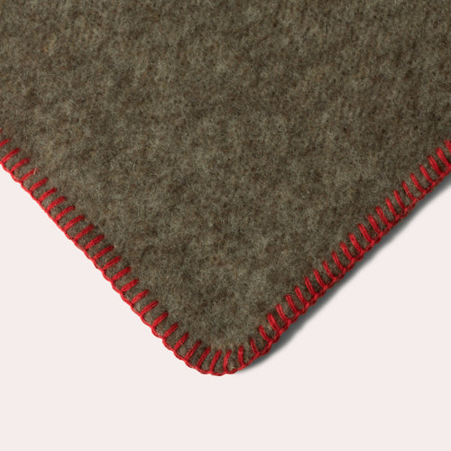 plaid_rhune_haute_laine_naturelle_gris_chine_finition_carmin_midipy copie | EMPREINTES Paris - EMPREINTES Paris