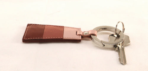 porte_cle_pennant_en_cuir_–_vigne_terre_de_sienne_et_nude_sylvie_strohl | EMPREINTES Paris - EMPREINTES Paris