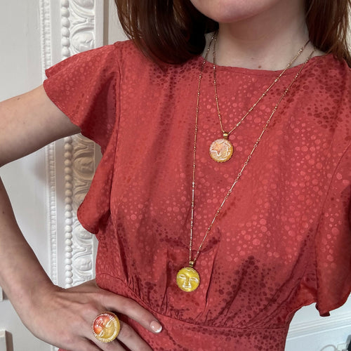 trefle_cadeau-bijou-orange_marguerite_fleur_floral_frais_printemps_art-nouveau_art-deco_romantique_collier-femme,_bijoux-féminin_artisanat-art_made-in-France_upcycling_bijoux-de-créateur_bohème-chic_bobo-parisien_hippie-chic_bijou-haute-fantaisie,_cadeau-ideal-femme_cadeau-fete-des-meres_cadeau-anniversaire | EMPREINTES Paris - EMPREINTES Paris