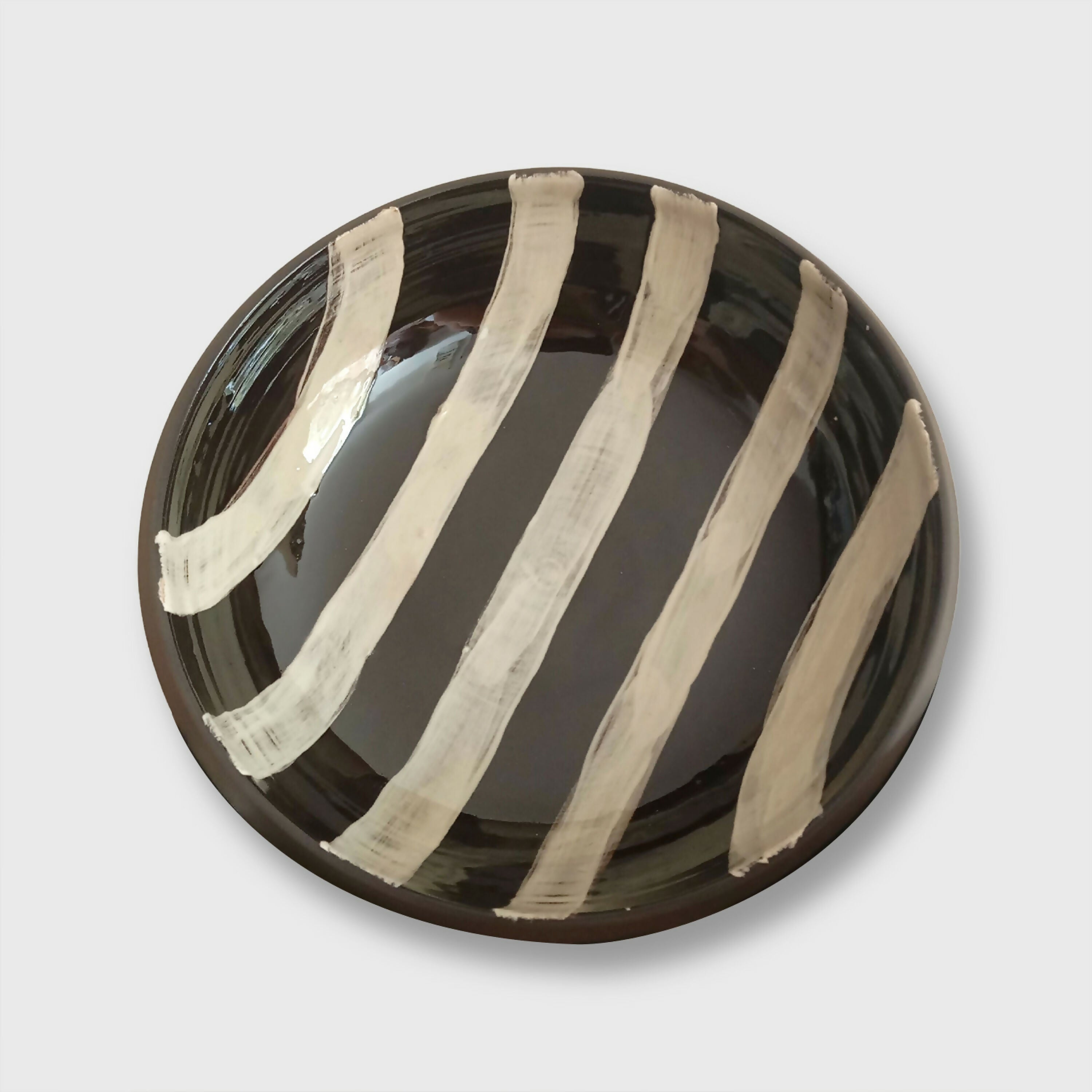 assiette_creuse_fond_noir_rayures_blanches_georgie_blin_ceramiste copie | EMPREINTES Paris