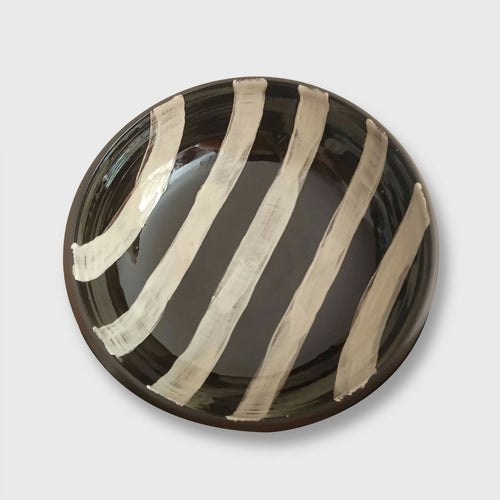 assiette_creuse_fond_noir_rayures_blanches_georgie_blin_ceramiste copie | EMPREINTES Paris - EMPREINTES Paris