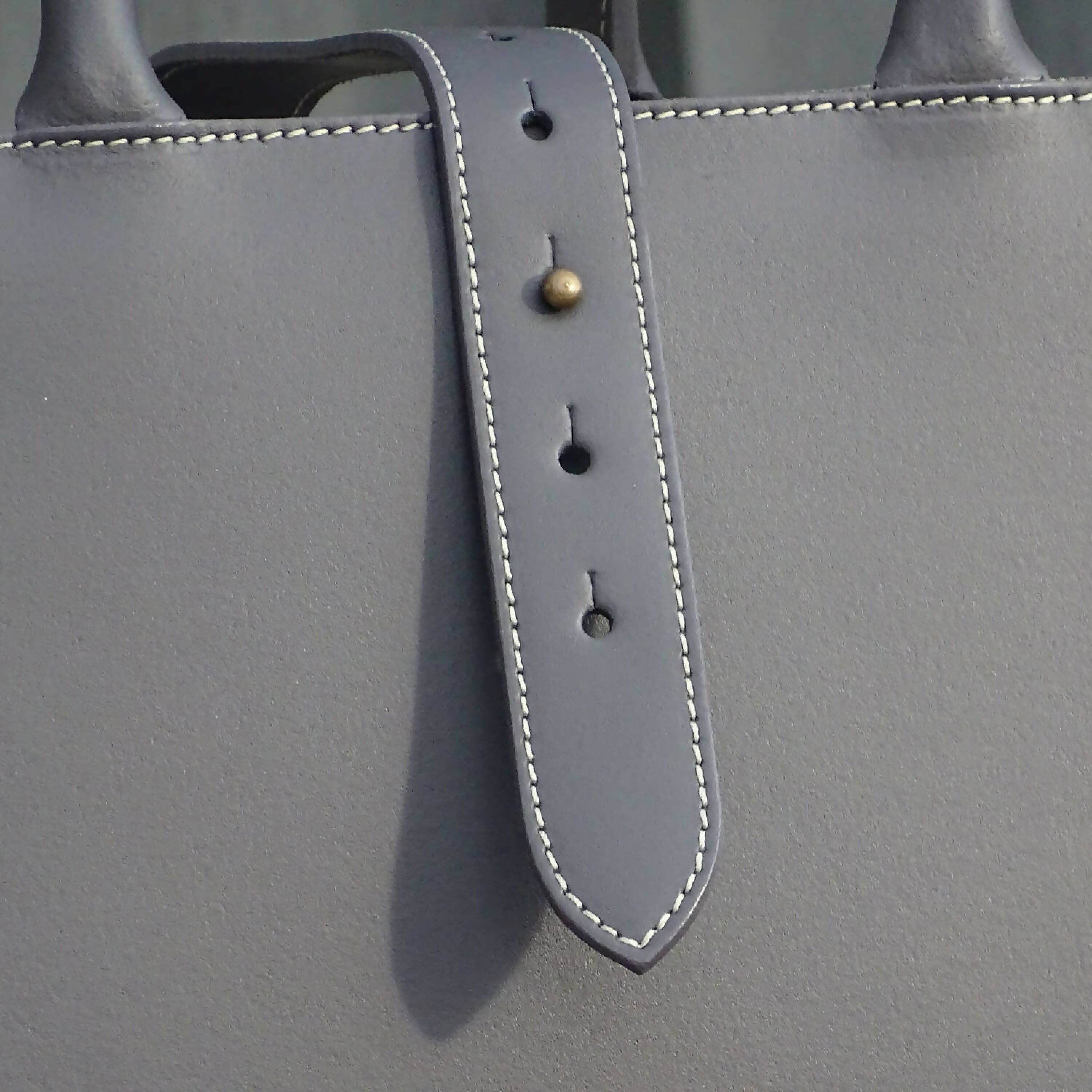 porte_revues_en_cuir_gris_midipy copie | EMPREINTES Paris