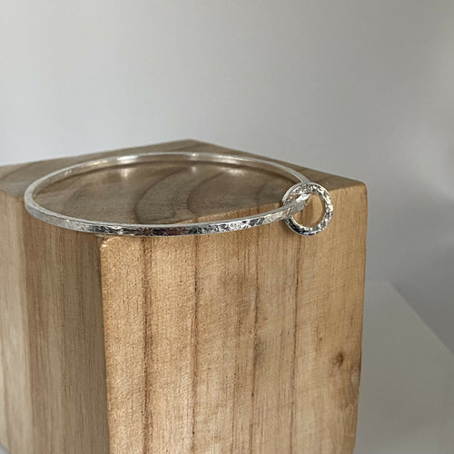 bracelet_jonc_en_argent_massif_martele_et_sa_breloque_mini_jonc_assortie_artyssia | EMPREINTES Paris - EMPREINTES Paris