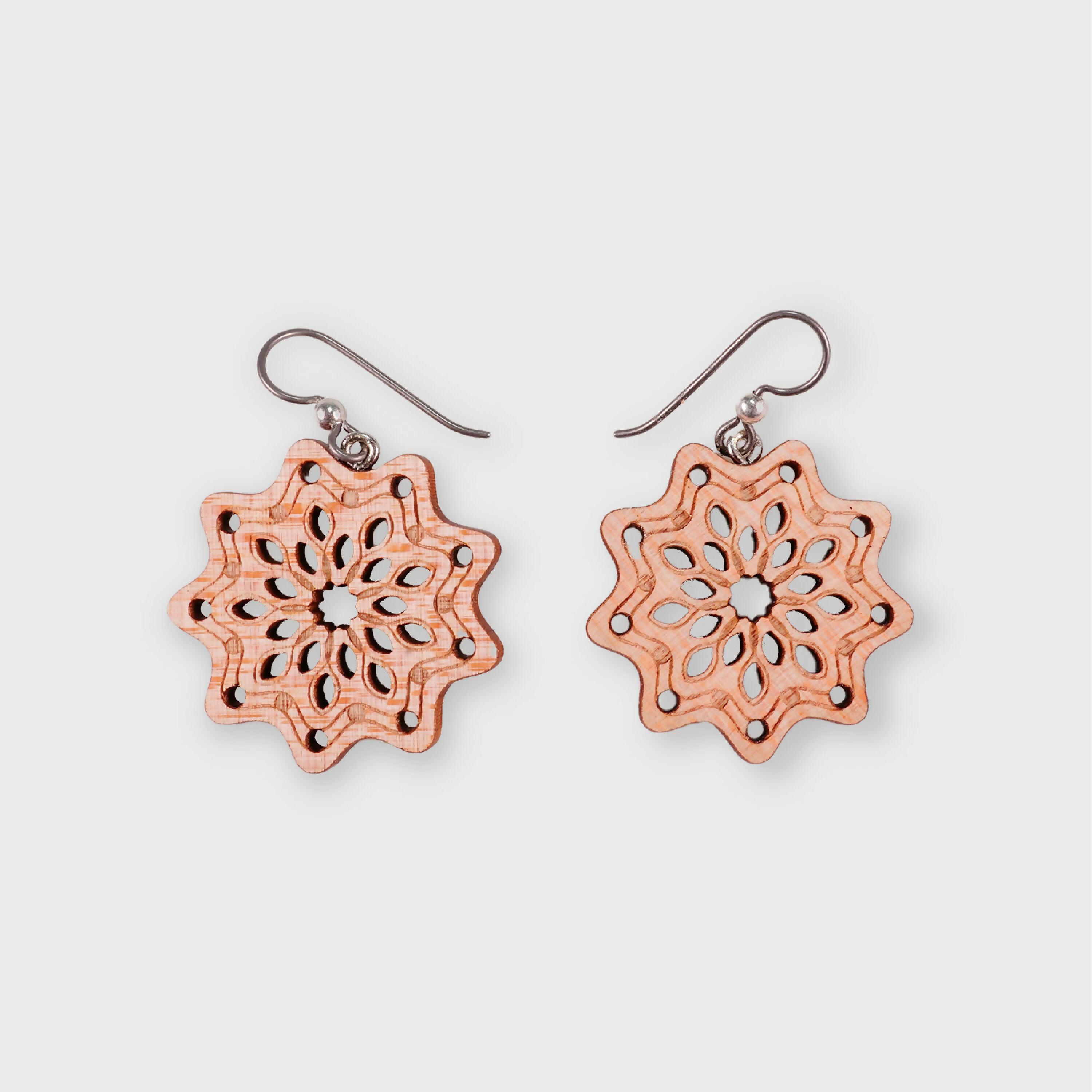 boucles_doreilles_etoile_en_bois_derable_latelier_du_mercantour copie | EMPREINTES Paris