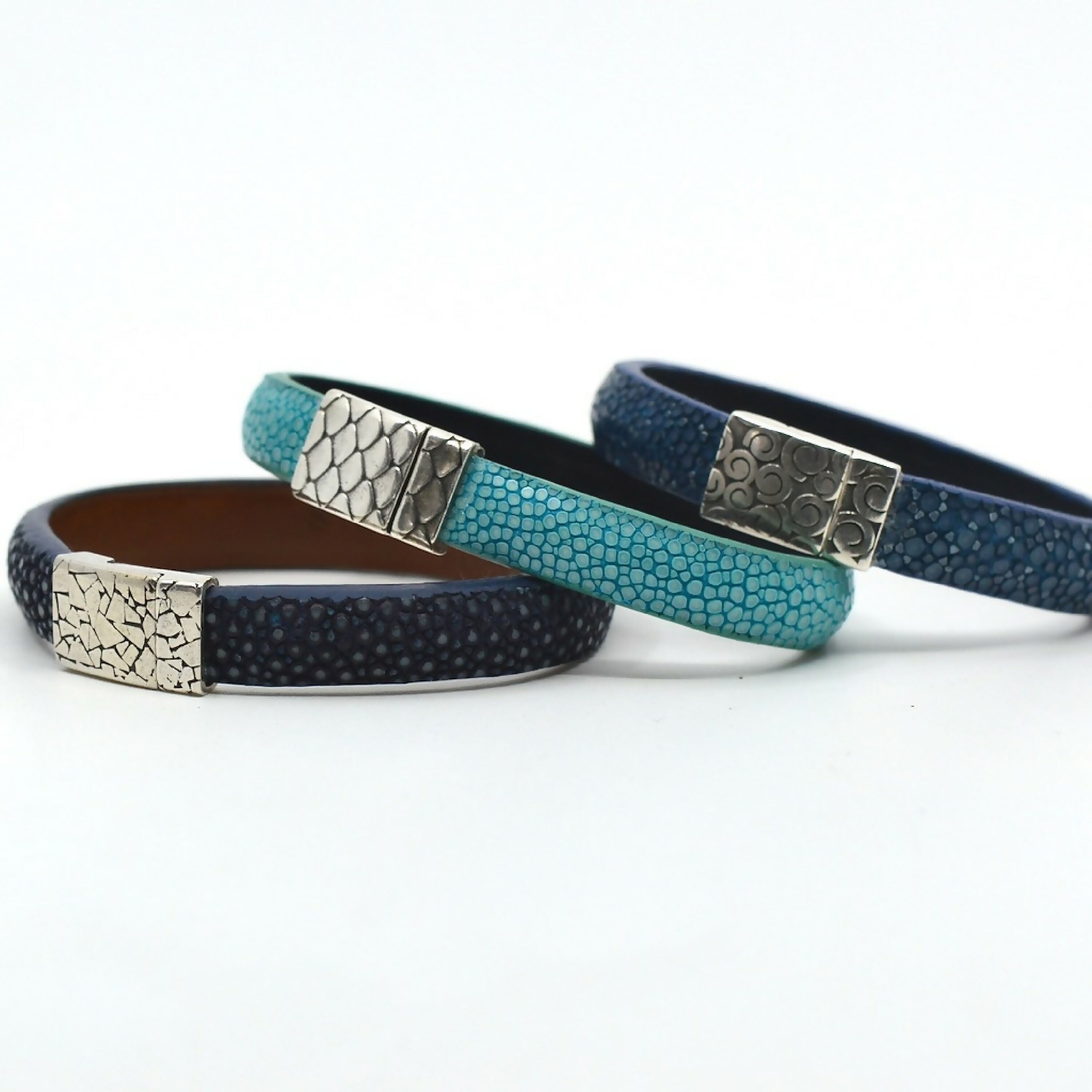 bracelet_en_galuchat_bleu_de_prusse_fermoir_eole_sylvie_zarnowski copie | EMPREINTES Paris