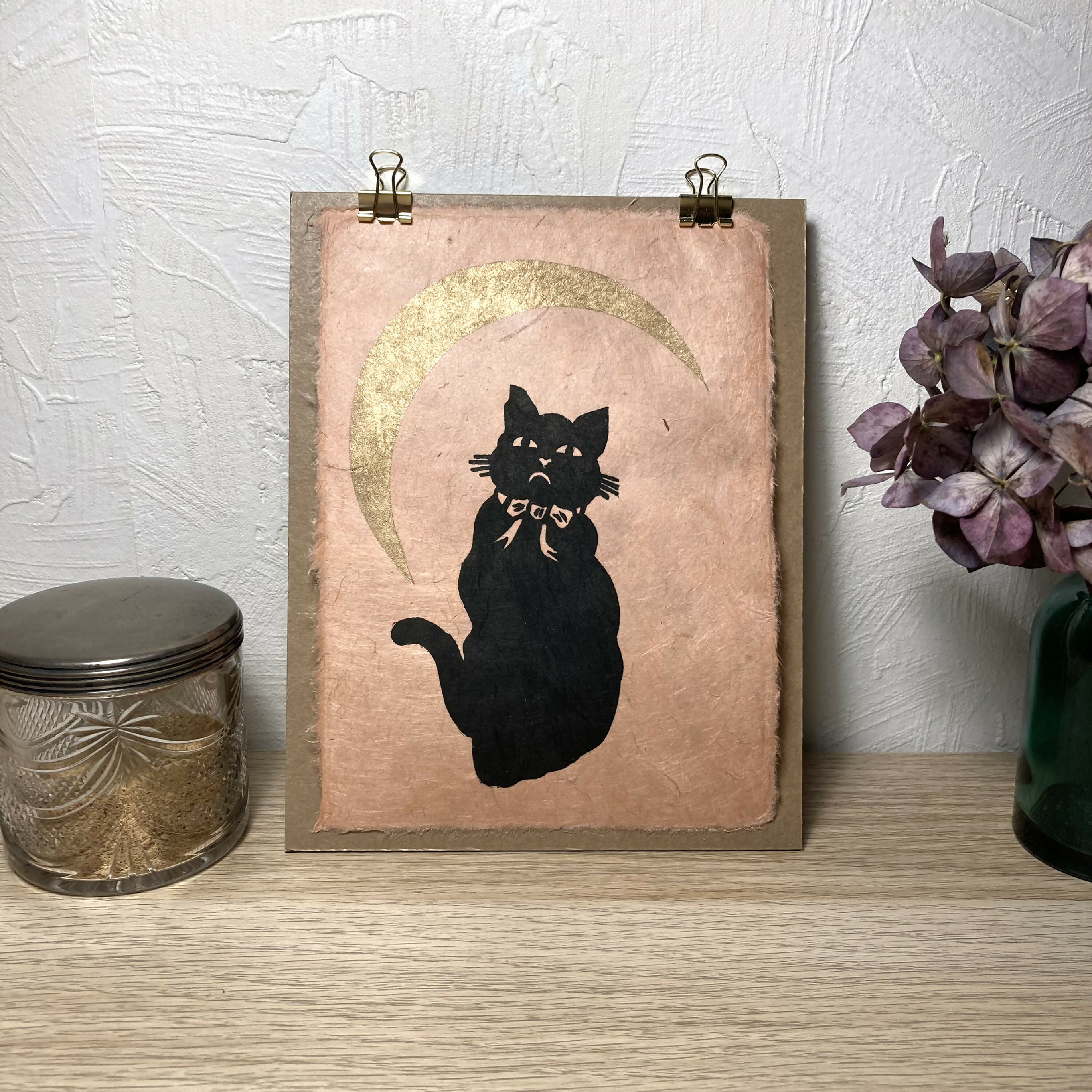 Linogravure le chat boudeur au clair de lune (papier Lokta rose poudré) | EMPREINTES Paris | EMPREINTES Paris