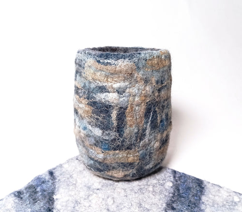 Petit vase haut en feutre de laine bleu indigo et soie mordorée | EMPREINTES Paris - EMPREINTES Paris