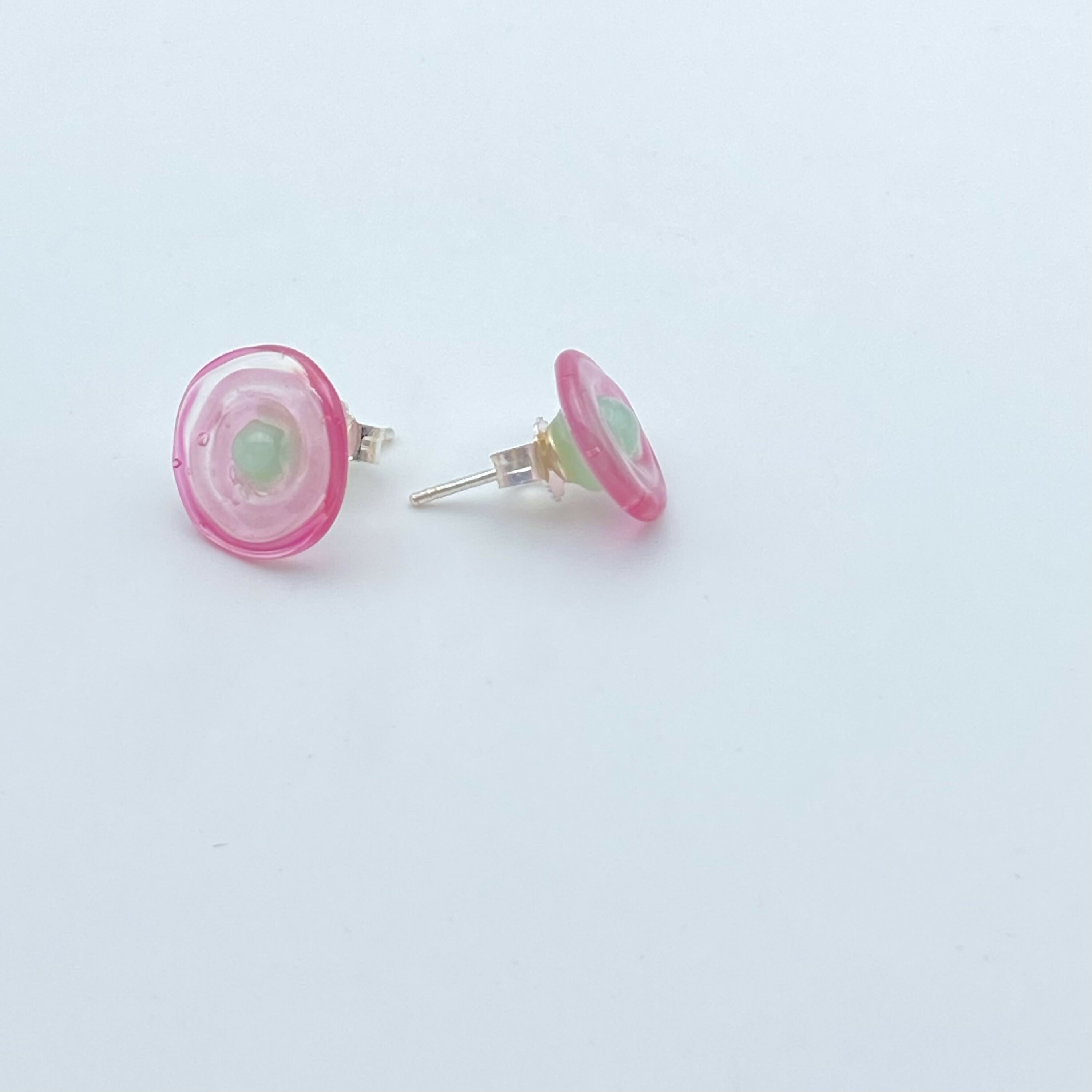 boucles_doreilles_puces_en_verre_vertes_et_roses_lathoumetie_helene copie | EMPREINTES Paris