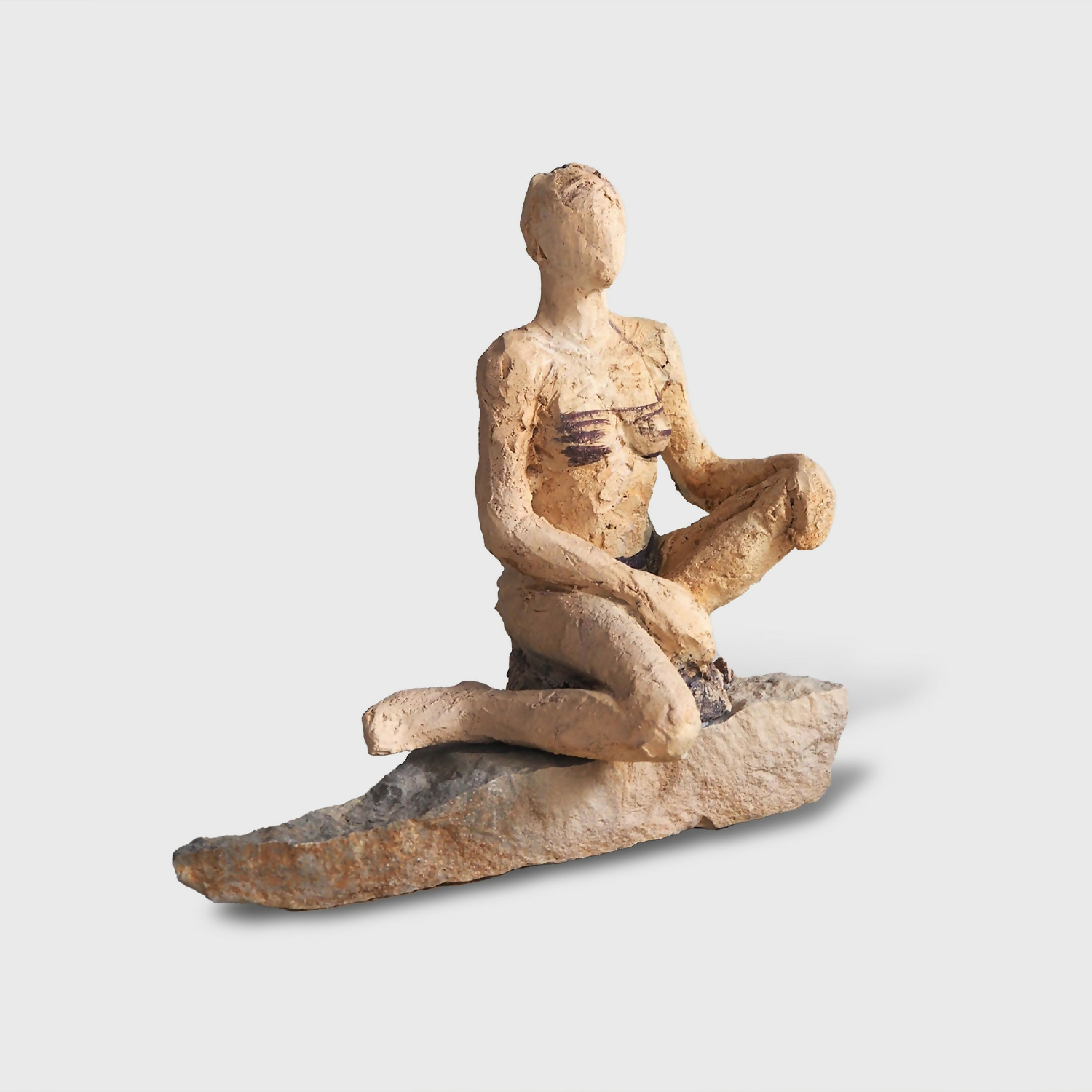 Sculpture Les Baigneuses - Femme assise en maillot bordeaux sur pierre | EMPREINTES Paris
