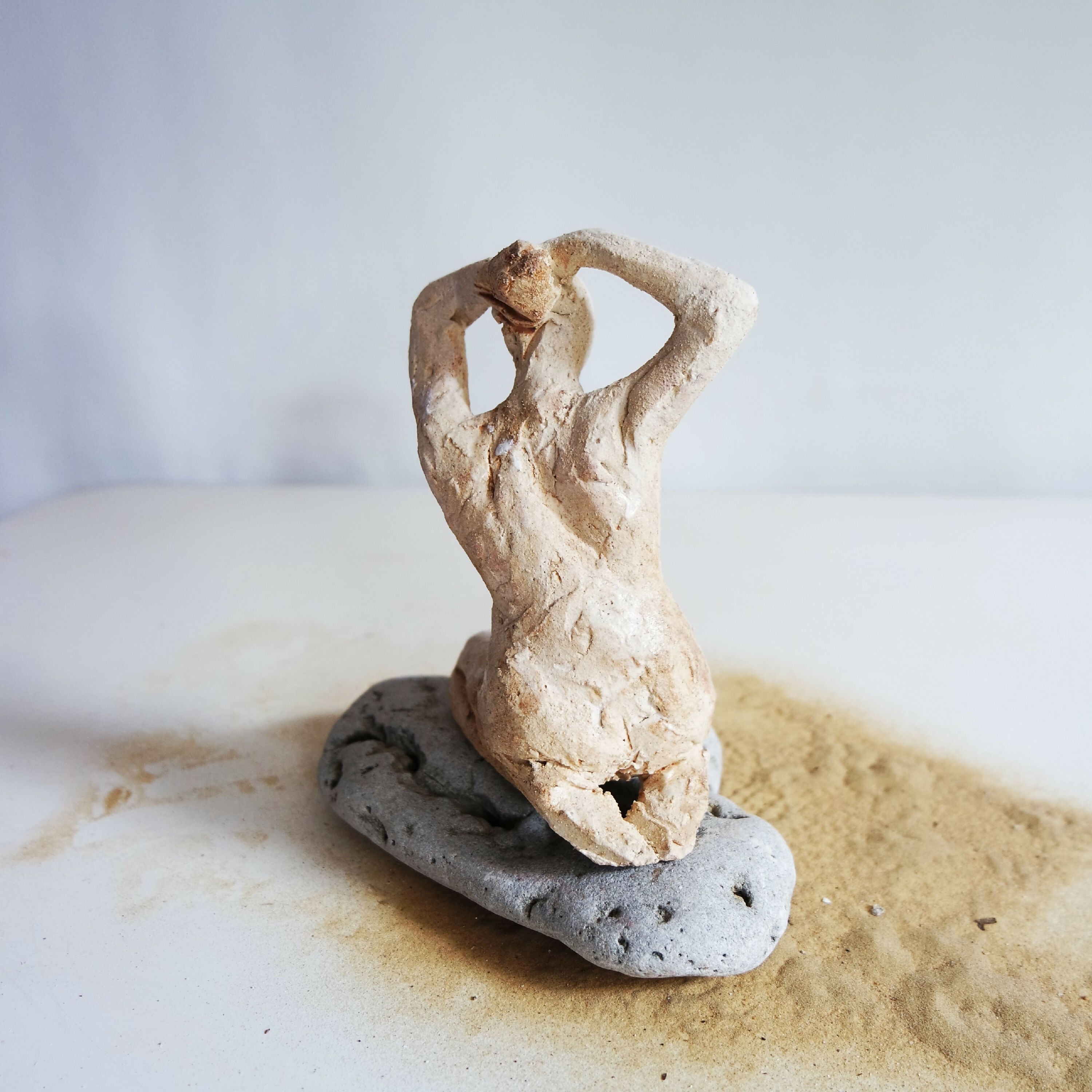 Sculpture Femme se coiffant sur pierre grise | EMPREINTES Paris