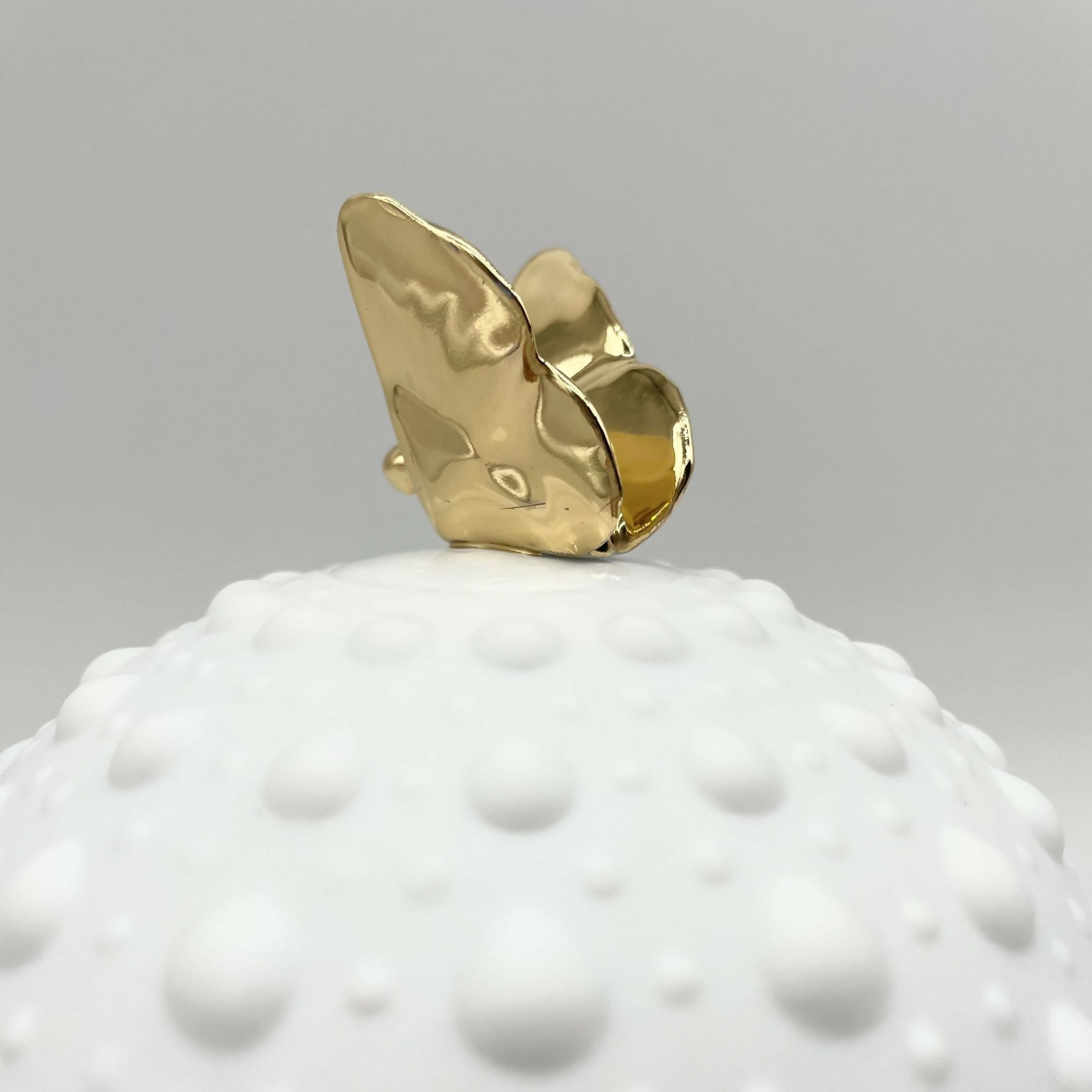 bonbonniere_boule_picots_avec_papillon_en_or_grang_modele_porcelaine_de_limoges_la_seynie copie | EMPREINTES Paris