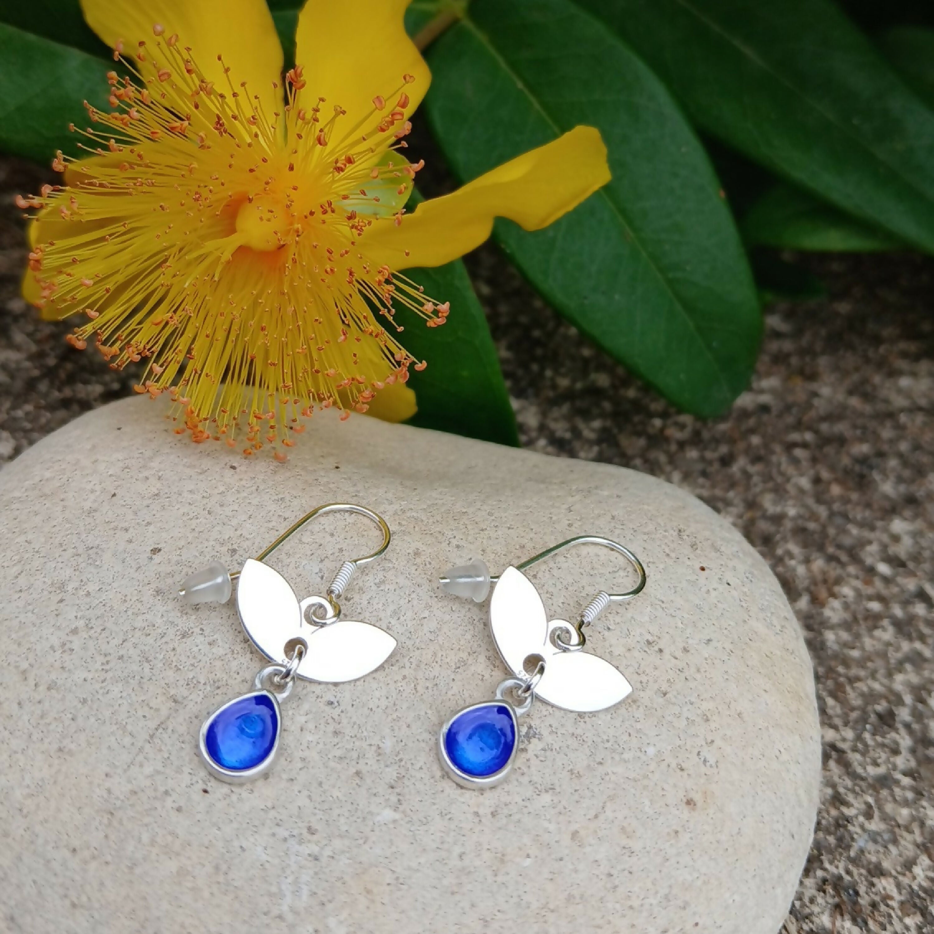 boucles_doreilles_lenvol_des_gouttes_en_email_champleve_sur_argent_les_emaux_arediens_lemail_grand_feu_de_limoges copie | EMPREINTES Paris