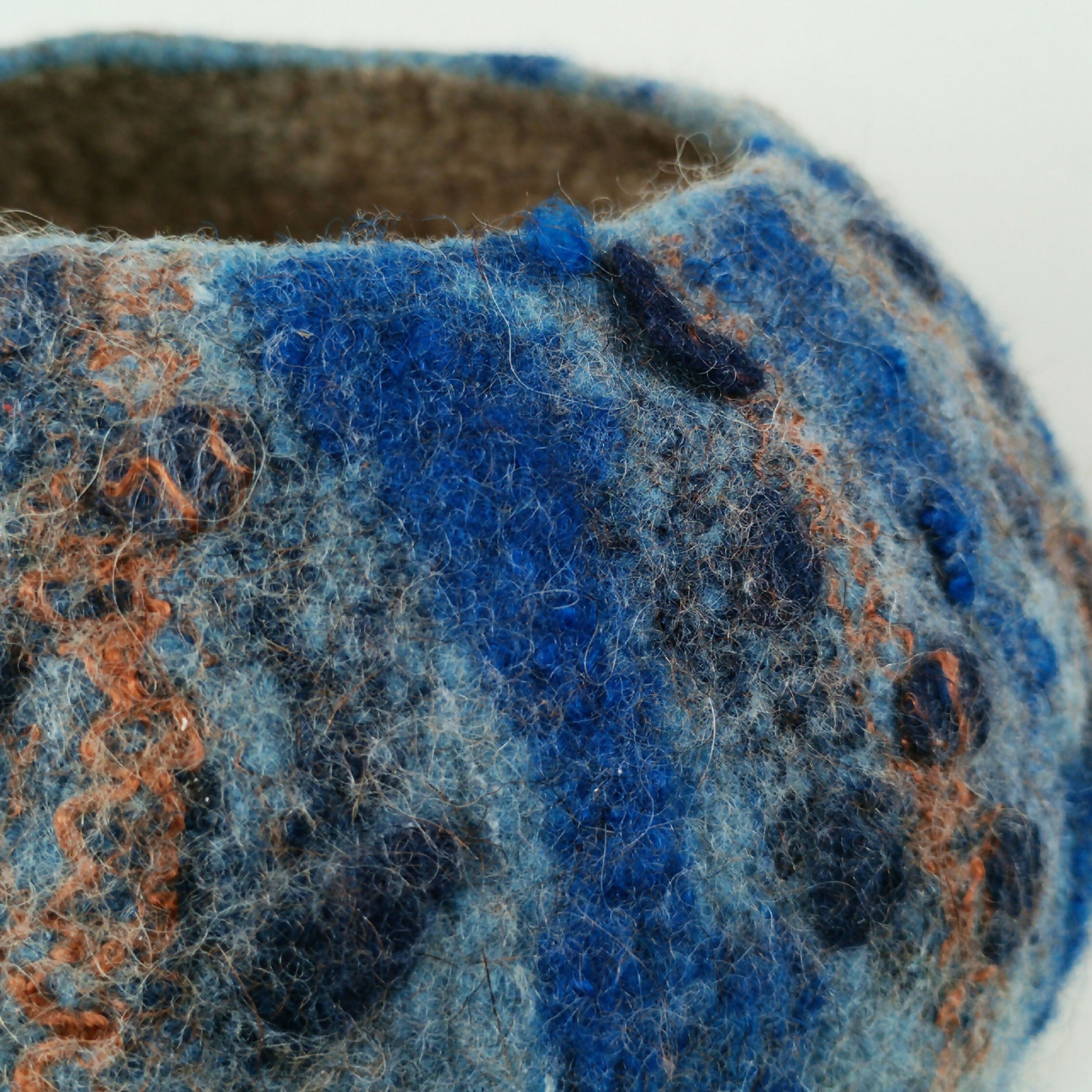 vide_poche_oursin_bleu_et_cuivre_en_feutre_de_laine_atelier_lanzetta copie | EMPREINTES Paris