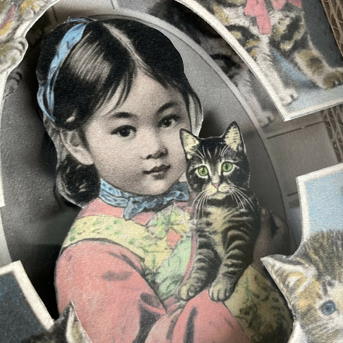 Photomontage - Petite vitrine Fillette aux chats #1 | EMPREINTES Paris - EMPREINTES Paris