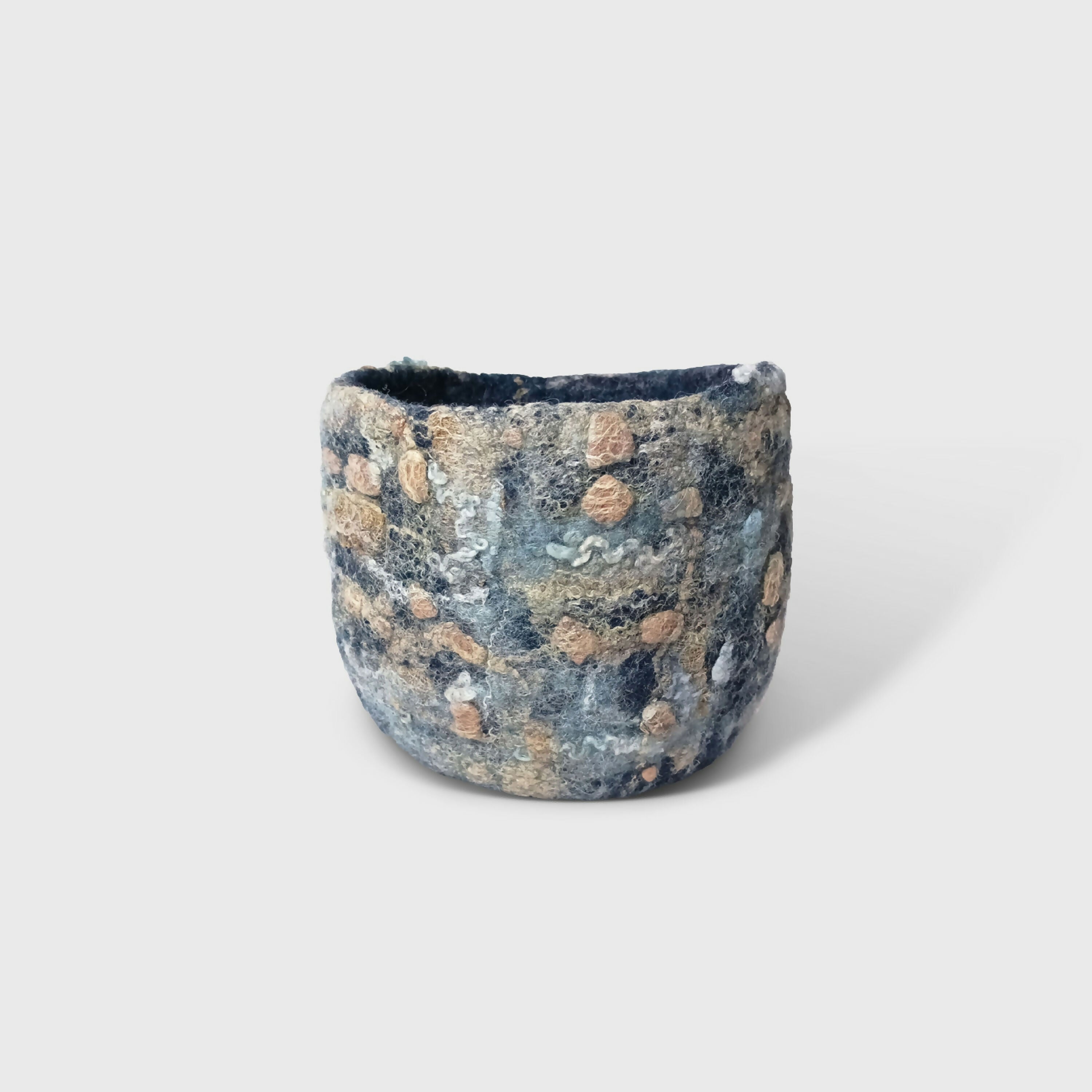 Bol en feutre de laine indigo et soie mordorée | EMPREINTES Paris