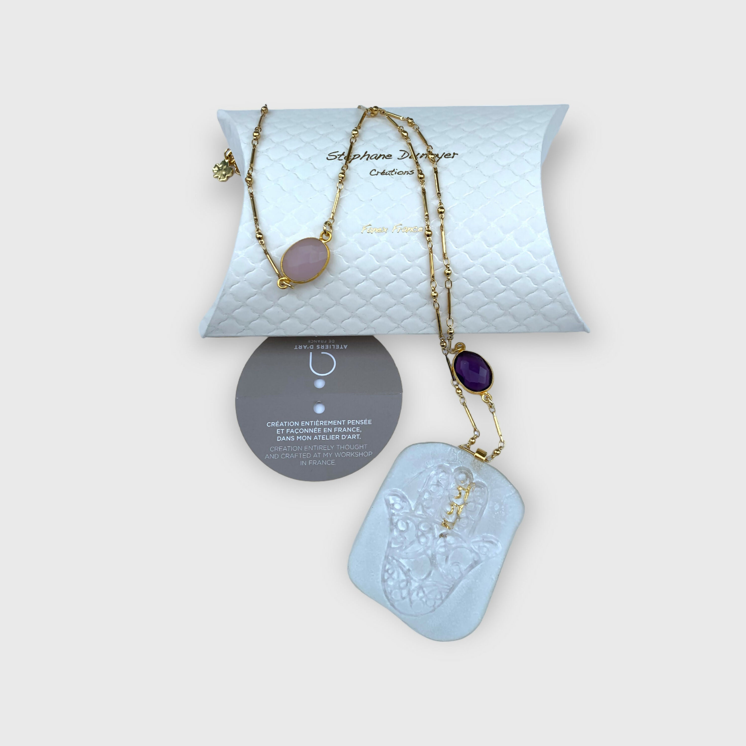 khamsa, pastel, musée, bijou symbolique, ethnique, romantique, chic bohème, amoureux, collier pour femme, art déco, art nouveau, idées cadeaux pour elle, saint Valentin, piece unique, bijoux doré, sautoir, pate de verre, cristal | EMPREINTES Paris